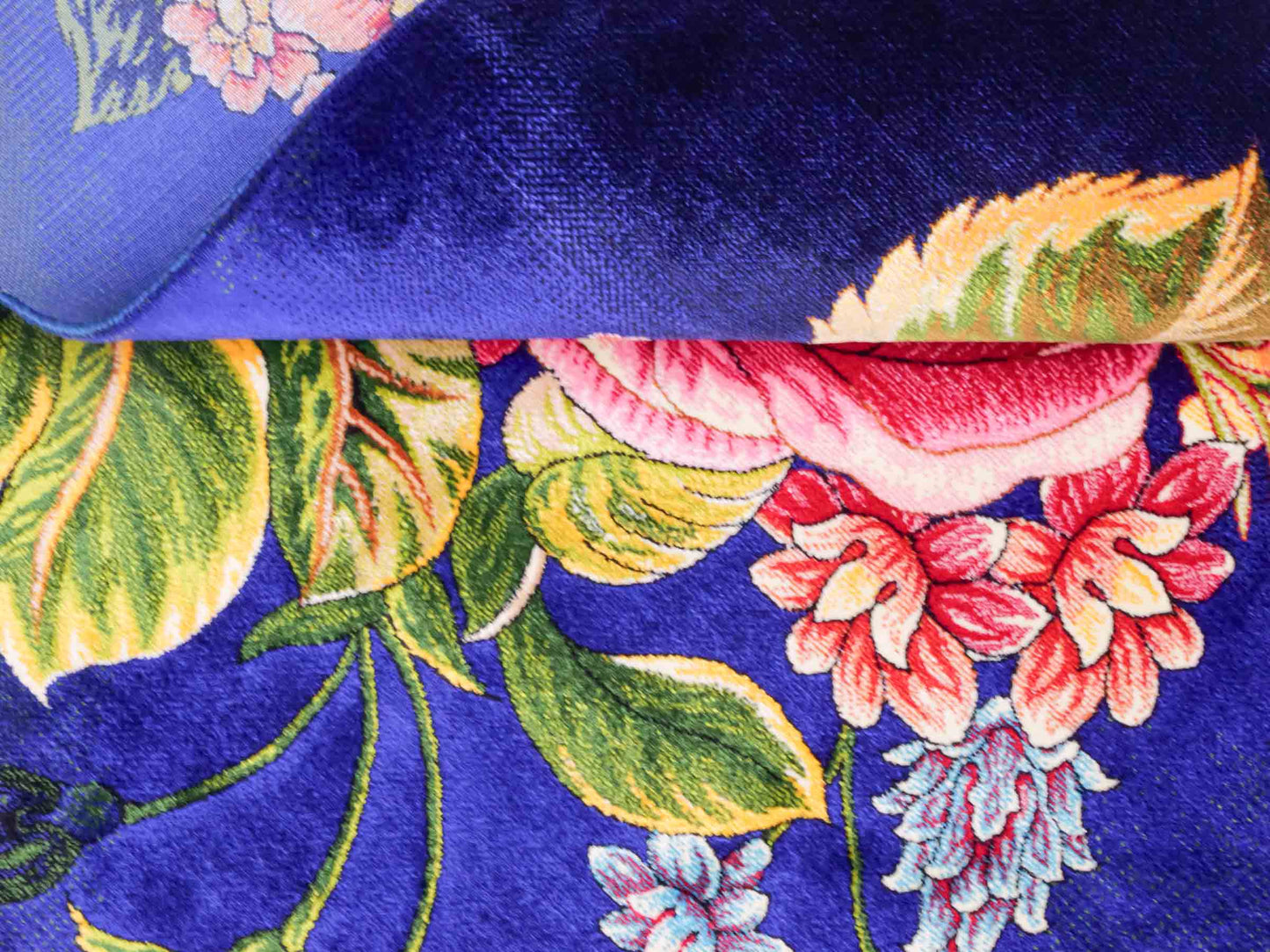 Ghom Maschinenteppich "Blumen & Rosen" 80 x 60 cm aus pflanzlicher Seide (Viskose) mit Bildmotiv, Blau, Grün. Teppichnummer: V57MC048H. Persian Luxury Collection by Khademi. Made in Iran / Persia – Vertrieb durch JUPITER Intl.