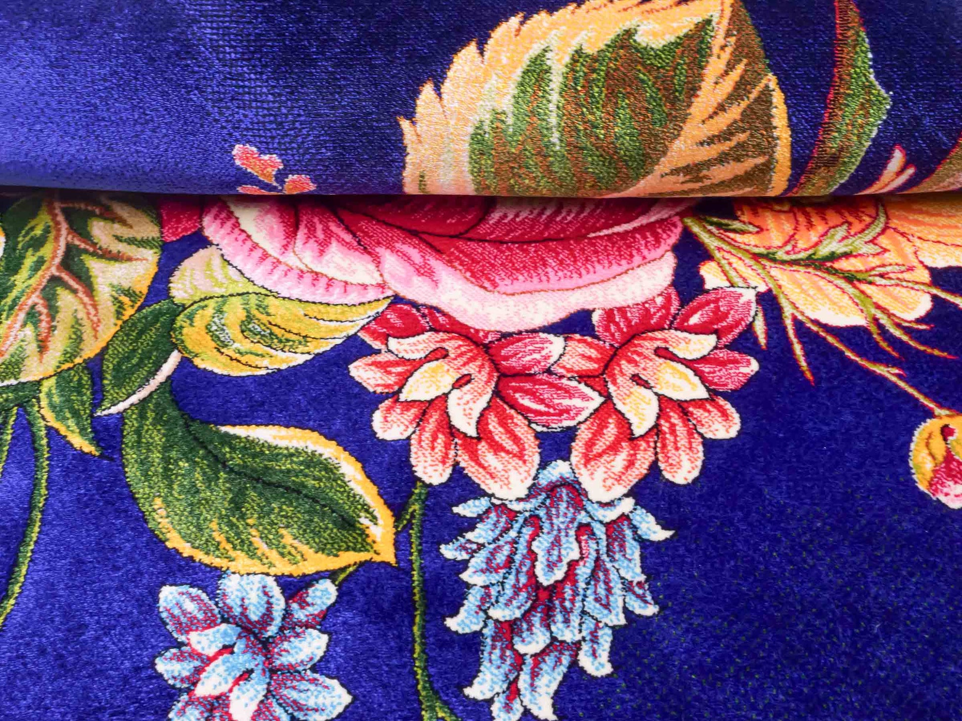 Ghom Maschinenteppich "Blumen & Rosen" 80 x 60 cm aus pflanzlicher Seide (Viskose) mit Bildmotiv, Blau, Grün. Teppichnummer: V57MC048H. Persian Luxury Collection by Khademi. Made in Iran / Persia – Vertrieb durch JUPITER Intl.