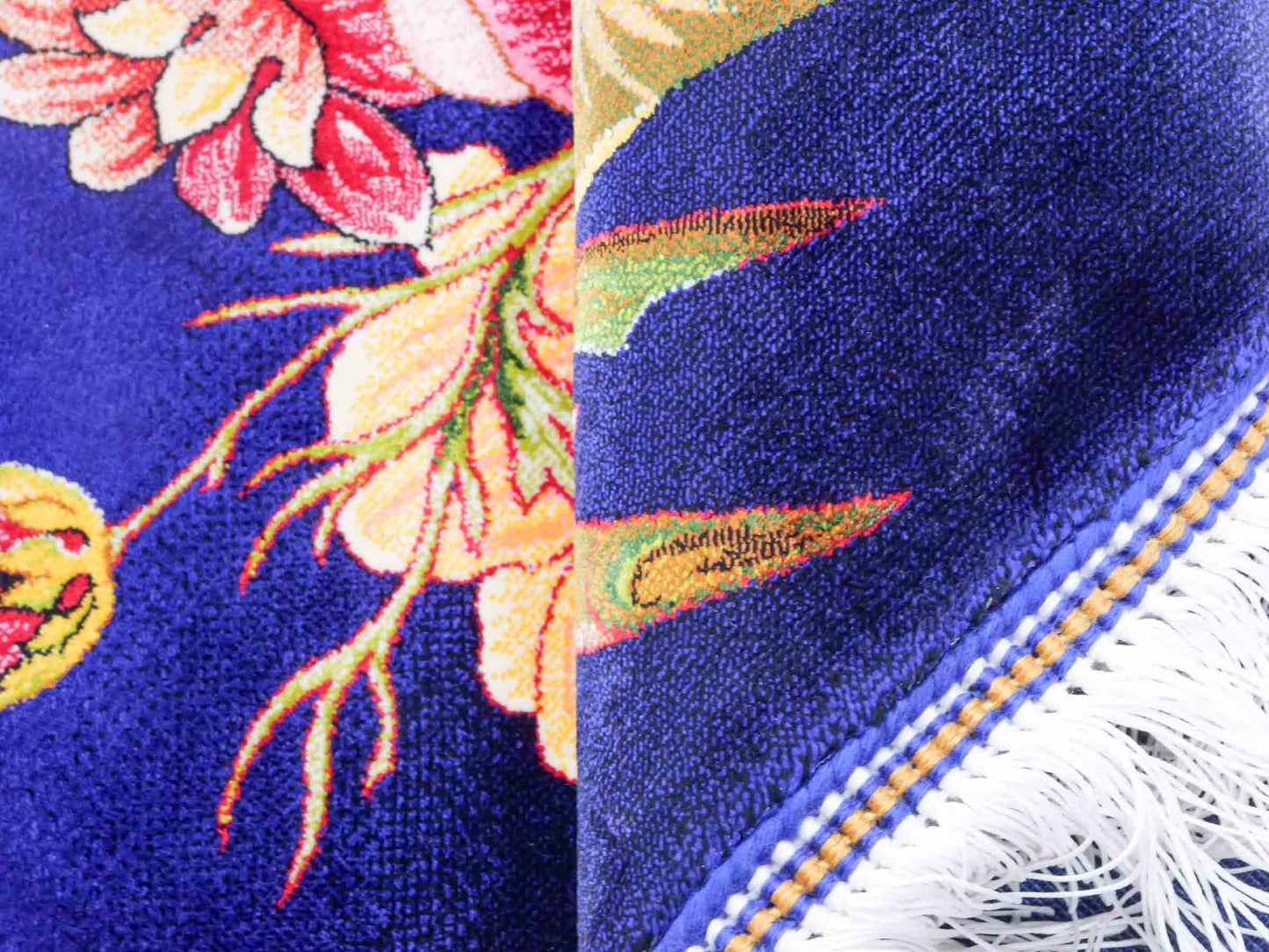 Ghom Maschinenteppich "Blumen & Rosen" 80 x 60 cm aus pflanzlicher Seide (Viskose) mit Bildmotiv, Blau, Grün. Teppichnummer: V57MC048H. Persian Luxury Collection by Khademi. Made in Iran / Persia – Vertrieb durch JUPITER Intl.