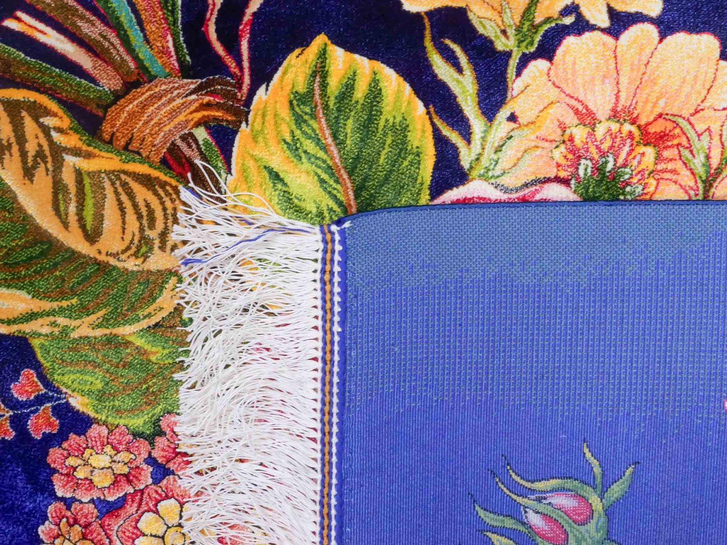 Ghom Maschinenteppich "Blumen & Rosen" 80 x 60 cm aus pflanzlicher Seide (Viskose) mit Bildmotiv, Blau, Grün. Teppichnummer: V57MC048H. Persian Luxury Collection by Khademi. Made in Iran / Persia – Vertrieb durch JUPITER Intl.