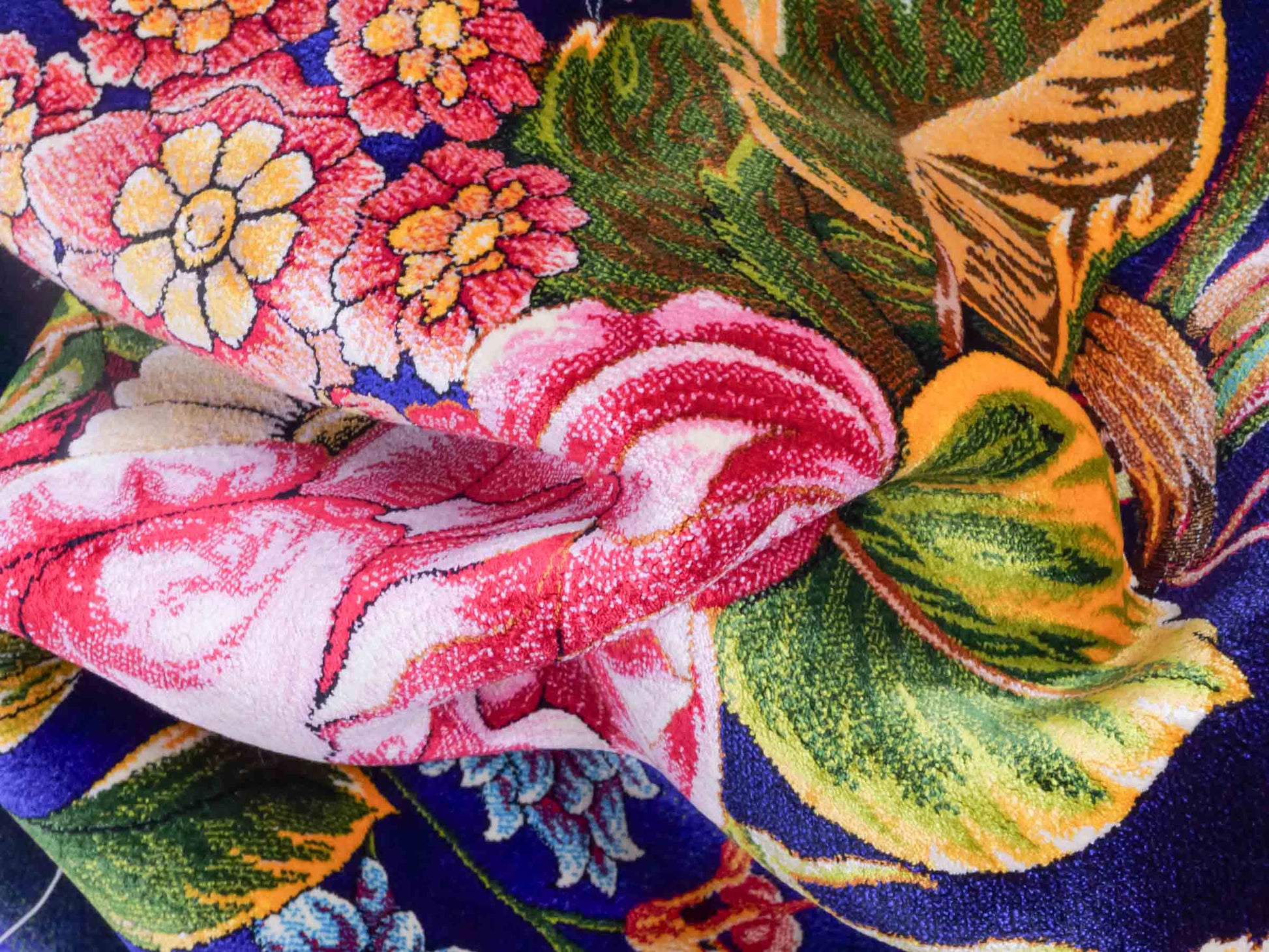 Ghom Maschinenteppich "Blumen & Rosen" 80 x 60 cm aus pflanzlicher Seide (Viskose) mit Bildmotiv, Blau, Grün. Teppichnummer: V57MC048H. Persian Luxury Collection by Khademi. Made in Iran / Persia – Vertrieb durch JUPITER Intl.