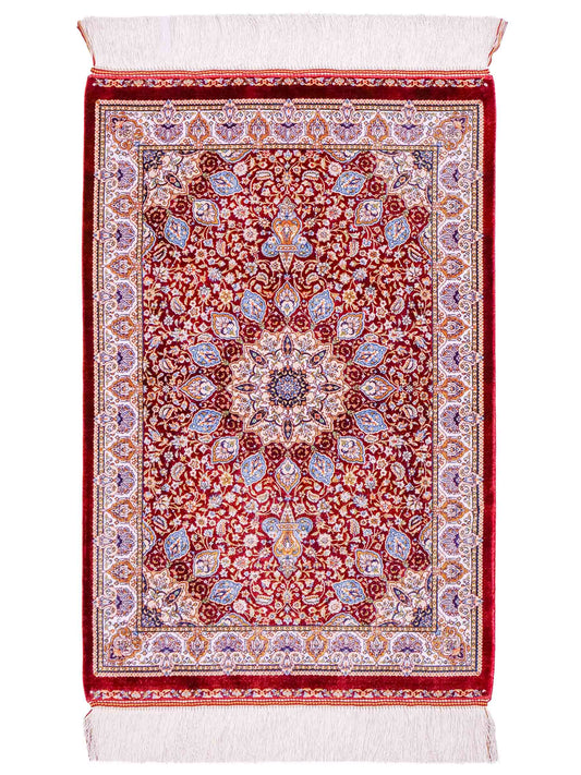 Ghom Maschinenteppich "Borzin" 90 x 60 cm aus pflanzlicher Seide (Viskose) mit Medaillon, Rot. Teppichnummer: V17RD054H. Persian Luxury Collection by Khademi. Made in Iran / Persia – Vertrieb durch JUPITER Intl.