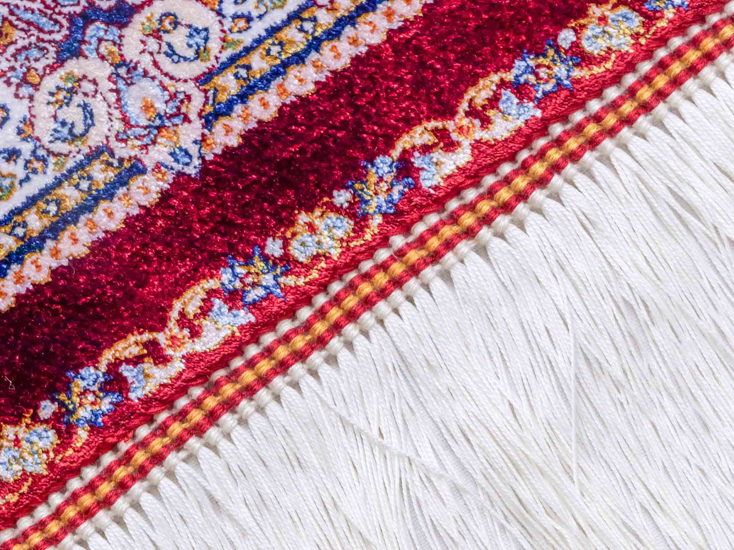 Ghom Maschinenteppich "Borzin" 90 x 60 cm aus pflanzlicher Seide (Viskose) mit Medaillon, Rot. Teppichnummer: V17RD054H. Persian Luxury Collection by Khademi. Made in Iran / Persia – Vertrieb durch JUPITER Intl.