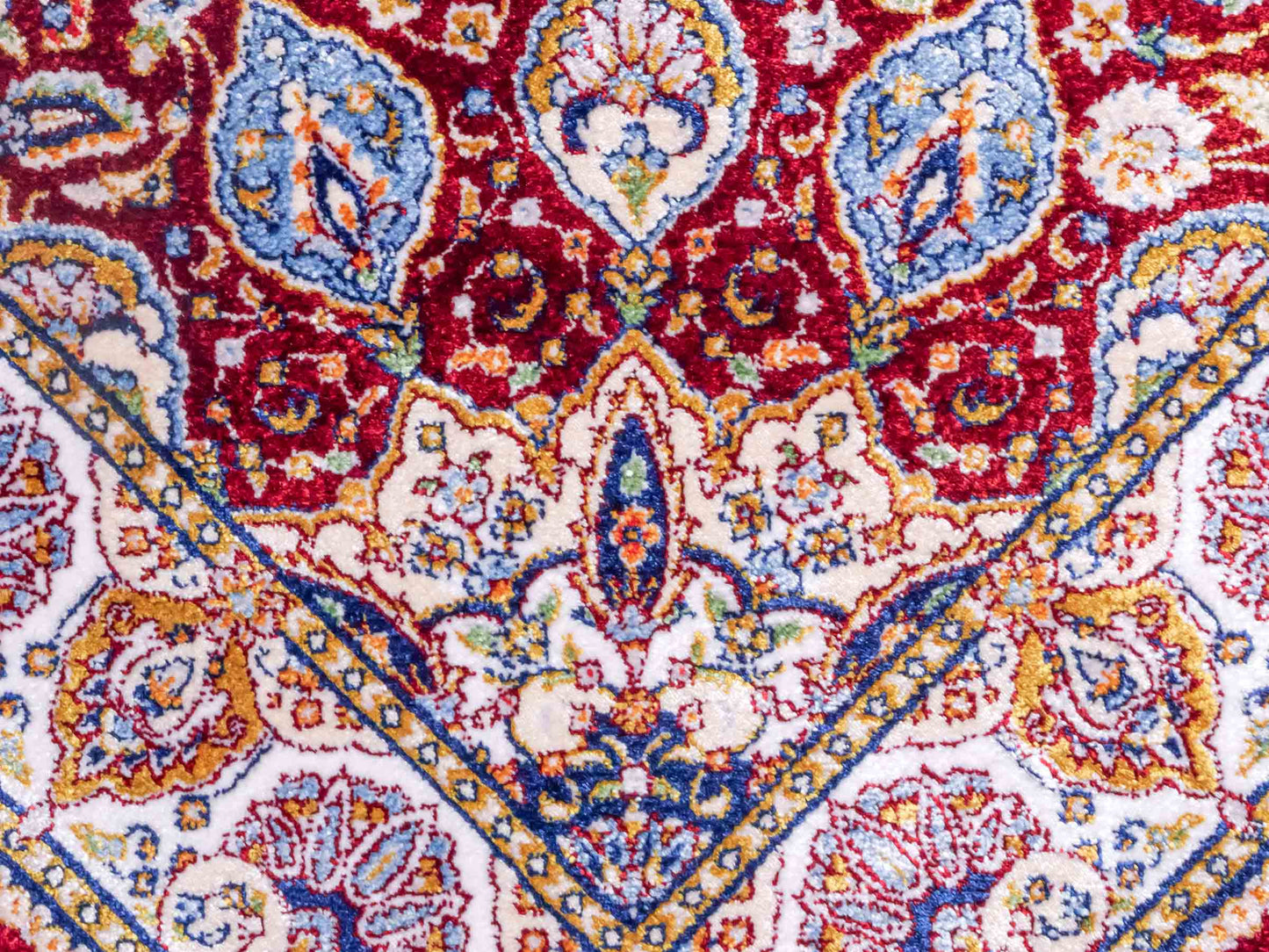 Ghom Maschinenteppich "Borzin" 90 x 60 cm aus pflanzlicher Seide (Viskose) mit Medaillon, Rot. Teppichnummer: V17RD054H. Persian Luxury Collection by Khademi. Made in Iran / Persia – Vertrieb durch JUPITER Intl.