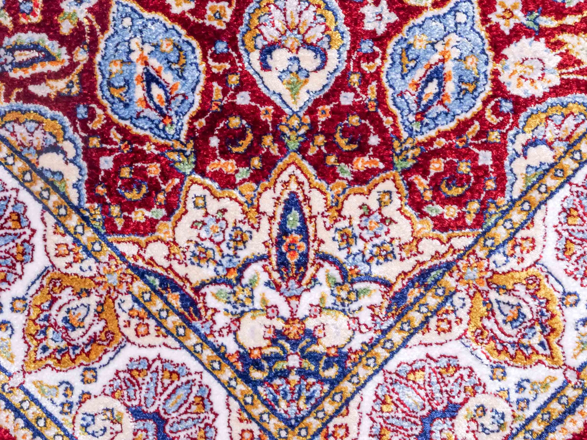 Ghom Maschinenteppich "Borzin" 90 x 60 cm aus pflanzlicher Seide (Viskose) mit Medaillon, Rot. Teppichnummer: V17RD054H. Persian Luxury Collection by Khademi. Made in Iran / Persia – Vertrieb durch JUPITER Intl.