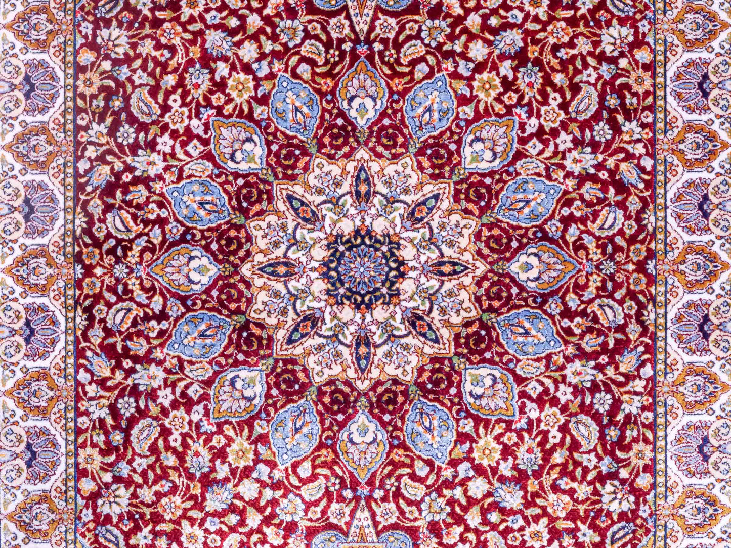 Ghom Maschinenteppich "Borzin" 90 x 60 cm aus pflanzlicher Seide (Viskose) mit Medaillon, Rot. Teppichnummer: V17RD054H. Persian Luxury Collection by Khademi. Made in Iran / Persia – Vertrieb durch JUPITER Intl.