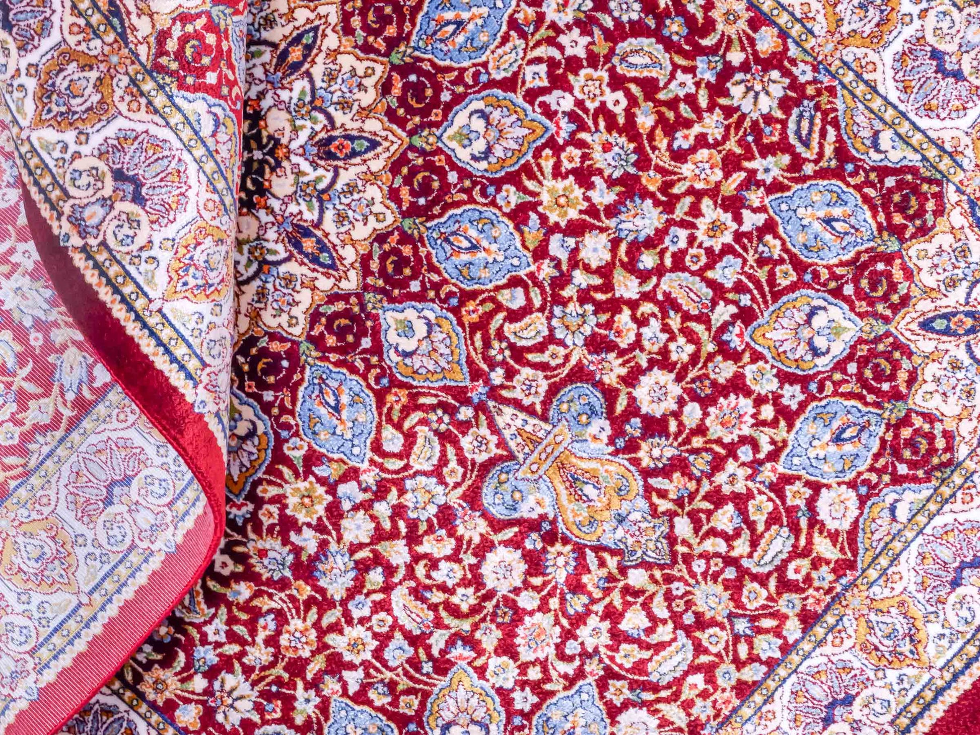 Ghom Maschinenteppich "Borzin" 90 x 60 cm aus pflanzlicher Seide (Viskose) mit Medaillon, Rot. Teppichnummer: V17RD054H. Persian Luxury Collection by Khademi. Made in Iran / Persia – Vertrieb durch JUPITER Intl.