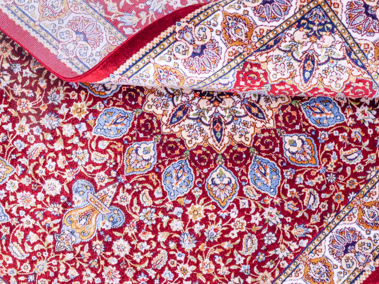 Ghom Maschinenteppich "Borzin" 90 x 60 cm aus pflanzlicher Seide (Viskose) mit Medaillon, Rot. Teppichnummer: V17RD054H. Persian Luxury Collection by Khademi. Made in Iran / Persia – Vertrieb durch JUPITER Intl.