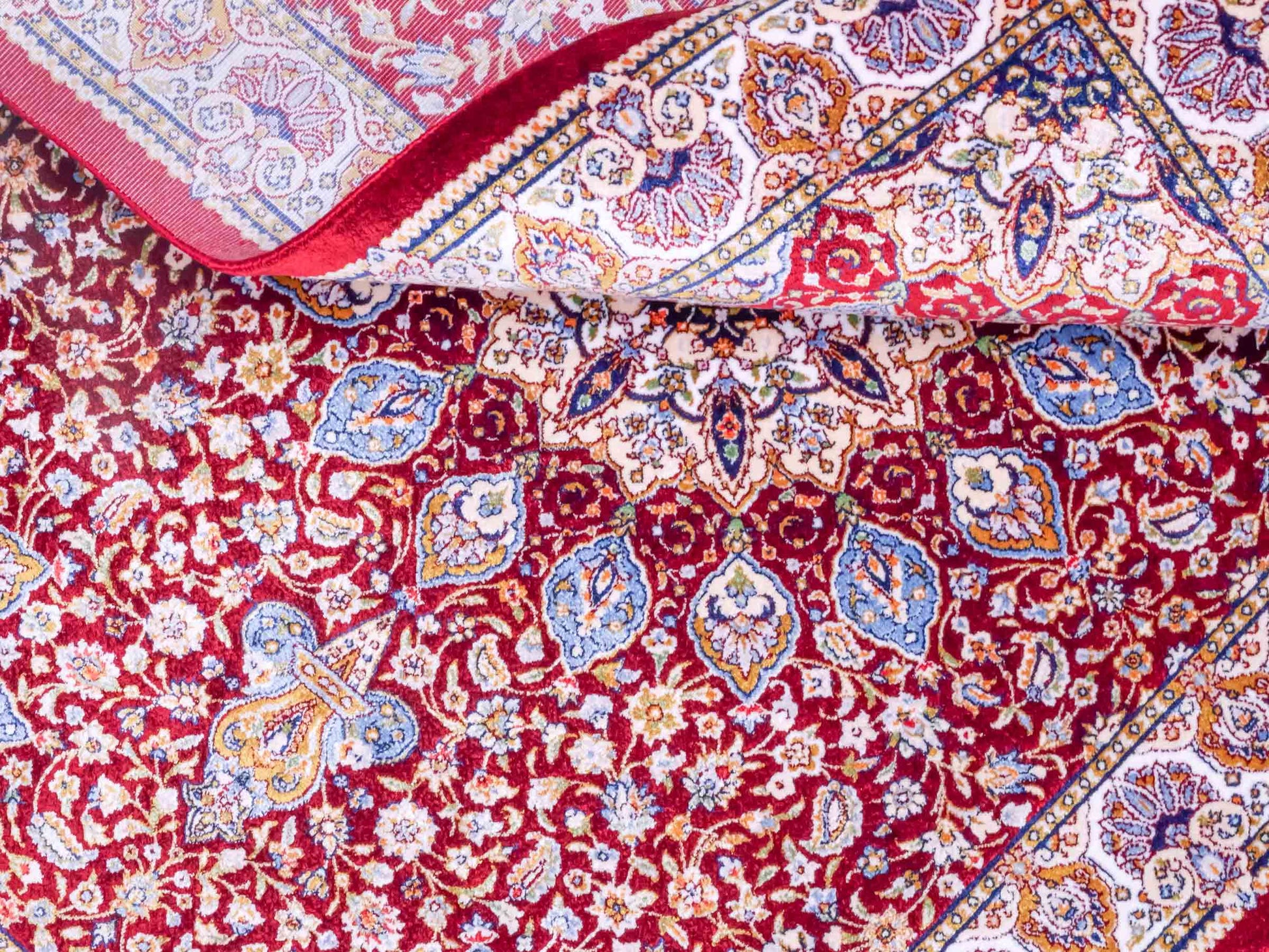 Ghom Maschinenteppich "Borzin" 90 x 60 cm aus pflanzlicher Seide (Viskose) mit Medaillon, Rot. Teppichnummer: V17RD054H. Persian Luxury Collection by Khademi. Made in Iran / Persia – Vertrieb durch JUPITER Intl.
