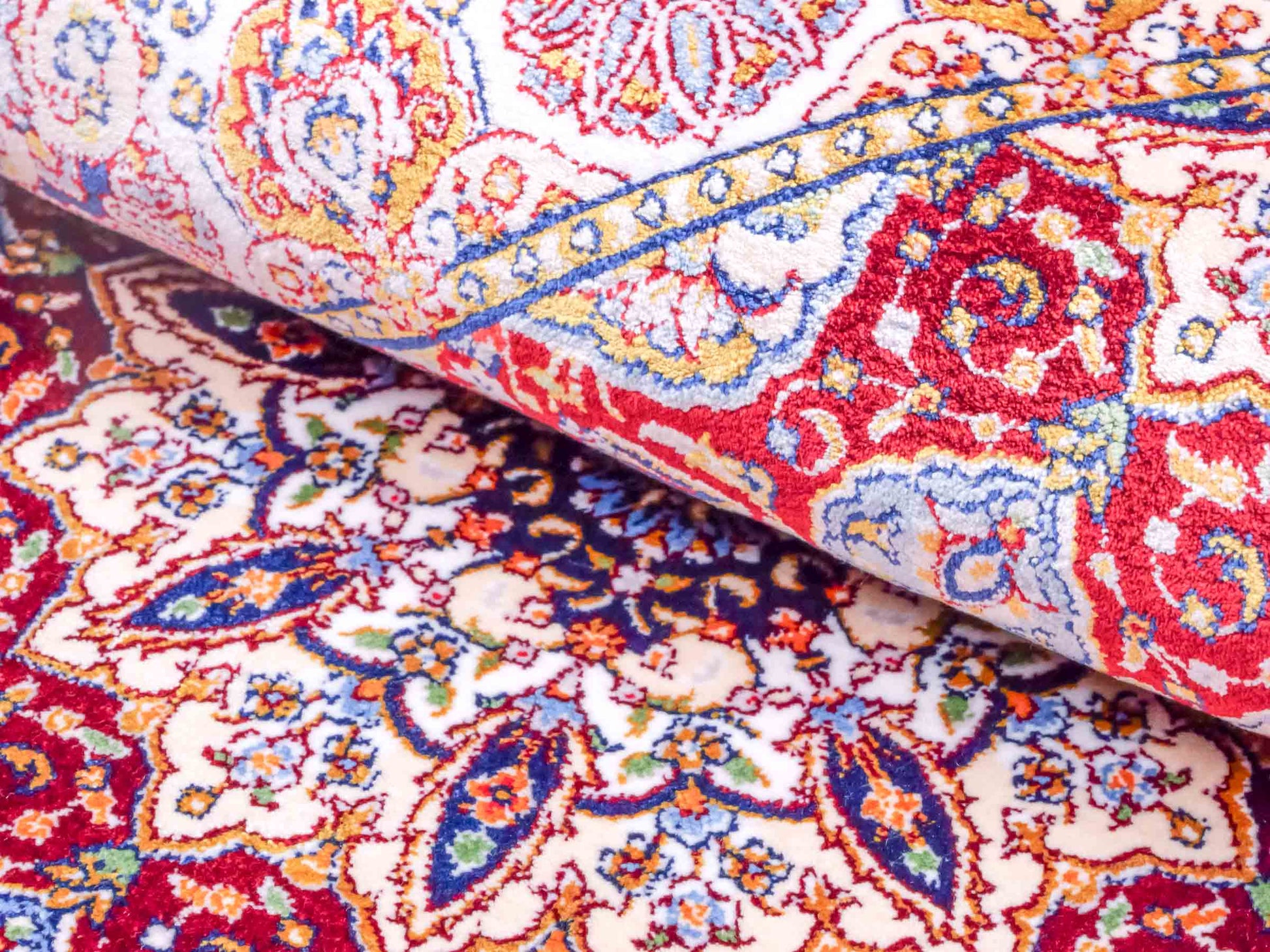 Ghom Maschinenteppich "Borzin" 90 x 60 cm aus pflanzlicher Seide (Viskose) mit Medaillon, Rot. Teppichnummer: V17RD054H. Persian Luxury Collection by Khademi. Made in Iran / Persia – Vertrieb durch JUPITER Intl.