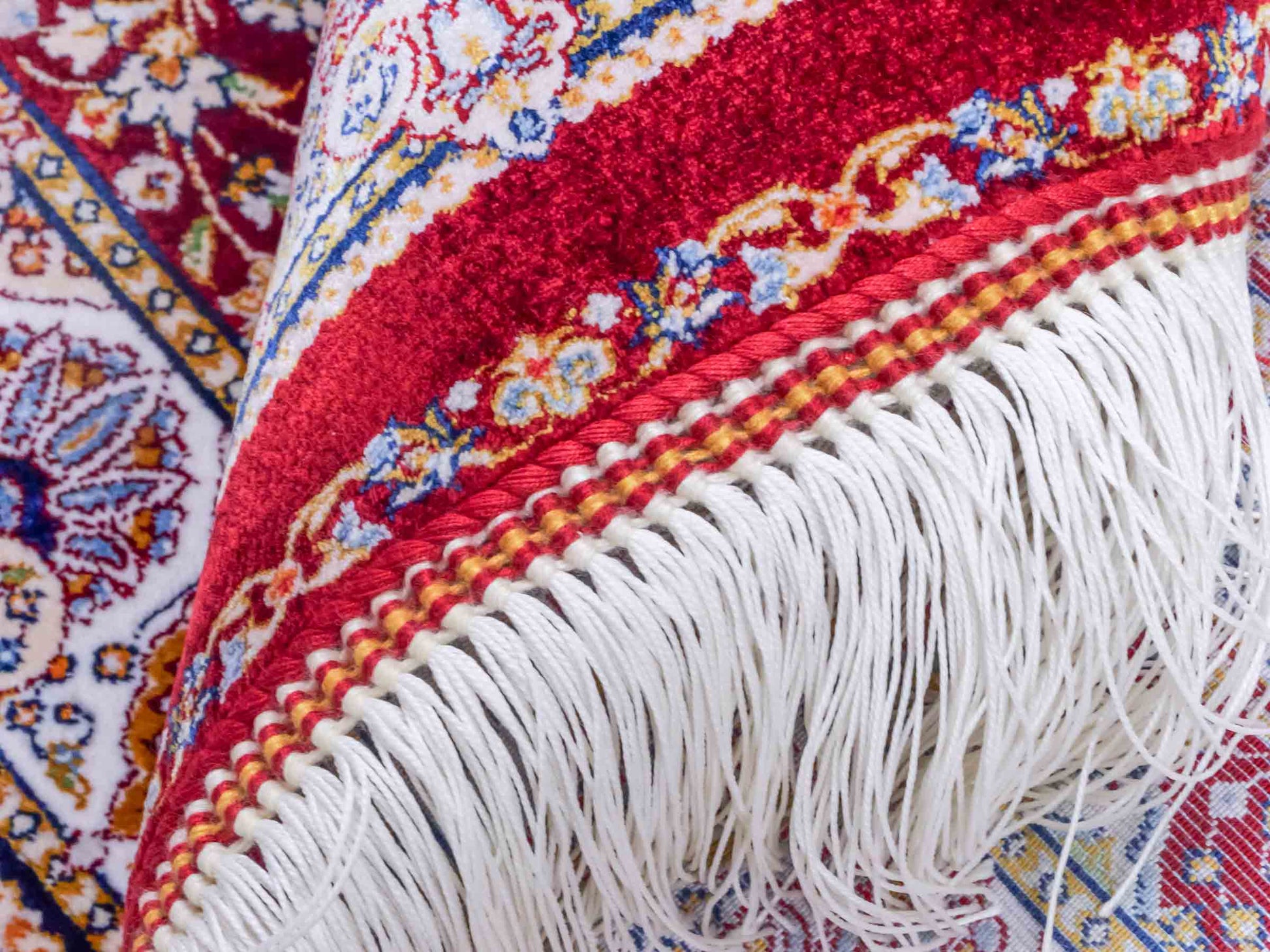 Ghom Maschinenteppich "Borzin" 90 x 60 cm aus pflanzlicher Seide (Viskose) mit Medaillon, Rot. Teppichnummer: V17RD054H. Persian Luxury Collection by Khademi. Made in Iran / Persia – Vertrieb durch JUPITER Intl.
