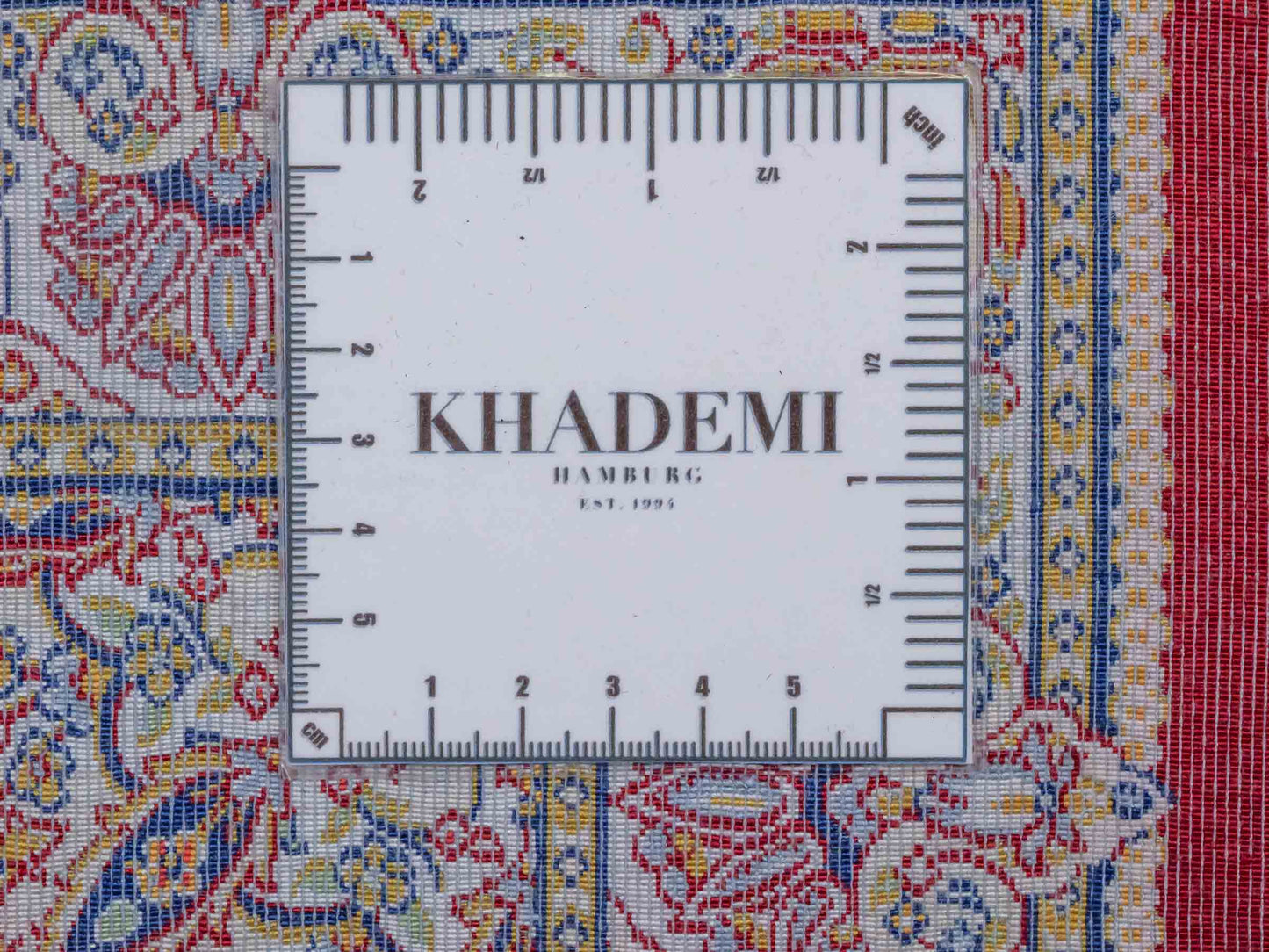 Ghom Maschinenteppich "Borzin" 90 x 60 cm aus pflanzlicher Seide (Viskose) mit Medaillon, Rot. Teppichnummer: V17RD054H. Persian Luxury Collection by Khademi. Made in Iran / Persia – Vertrieb durch JUPITER Intl.