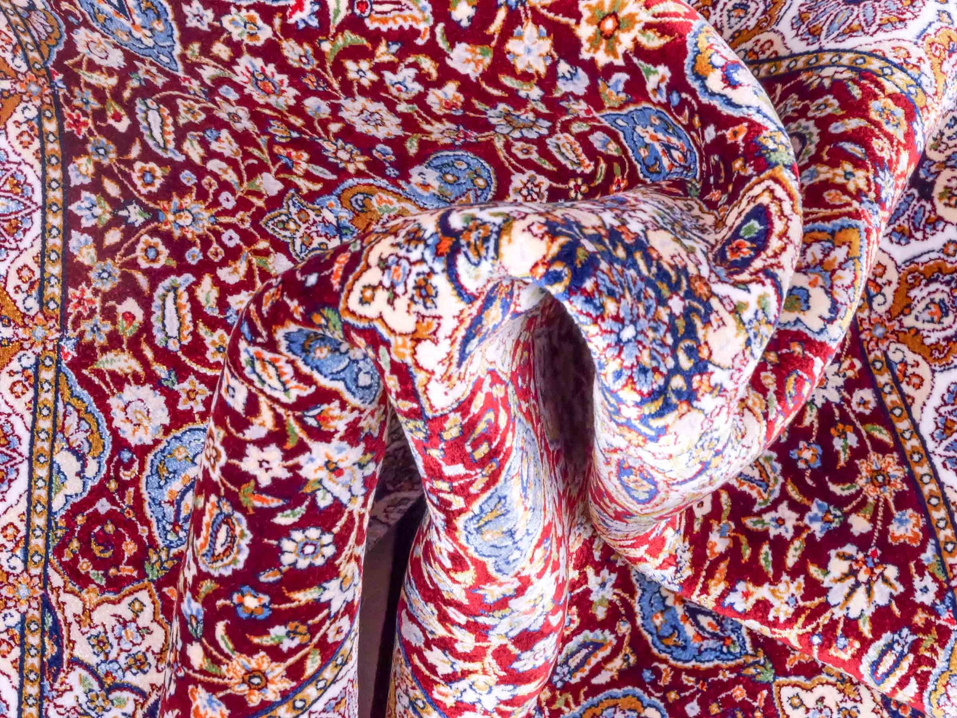 Ghom Maschinenteppich "Borzin" 90 x 60 cm aus pflanzlicher Seide (Viskose) mit Medaillon, Rot. Teppichnummer: V17RD054H. Persian Luxury Collection by Khademi. Made in Iran / Persia – Vertrieb durch JUPITER Intl.