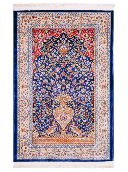 Ghom Maschinenteppich "Chobin" 90 x 60 cm aus pflanzlicher Seide (Viskose) mit Medaillon, Navy-Blau. Teppichnummer: V18NY054M. Persian Luxury Collection by Khademi. Made in Iran / Persia – Vertrieb durch JUPITER Intl.