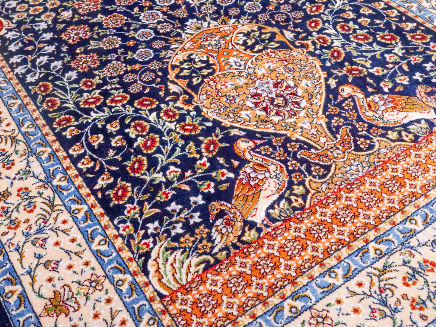 Ghom Maschinenteppich "Chobin" 90 x 60 cm aus pflanzlicher Seide (Viskose) mit Medaillon, Navy-Blau. Teppichnummer: V18NY054M. Persian Luxury Collection by Khademi. Made in Iran / Persia – Vertrieb durch JUPITER Intl.