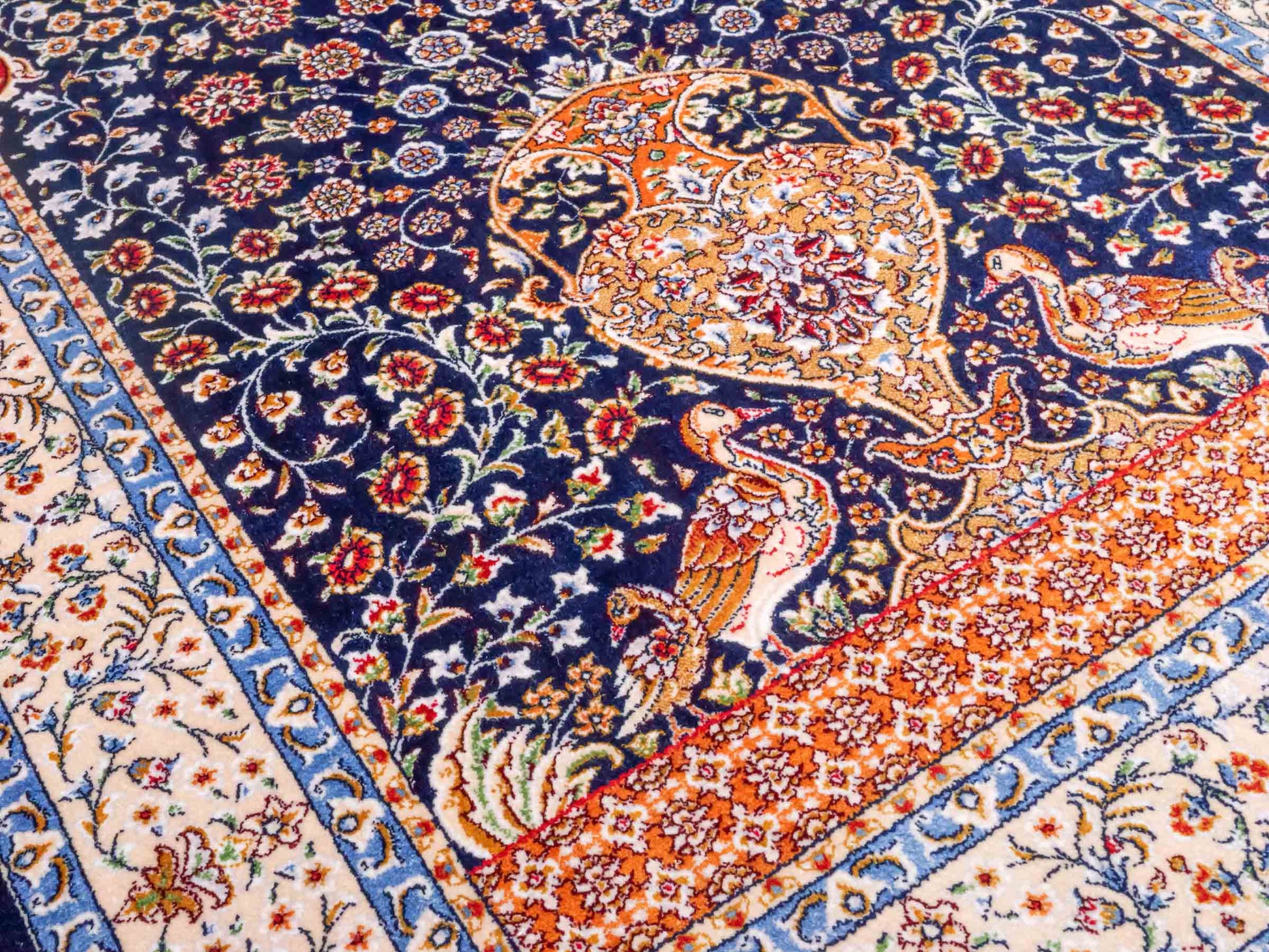 Ghom Maschinenteppich "Chobin" 90 x 60 cm aus pflanzlicher Seide (Viskose) mit Medaillon, Navy-Blau. Teppichnummer: V18NY054M. Persian Luxury Collection by Khademi. Made in Iran / Persia – Vertrieb durch JUPITER Intl.