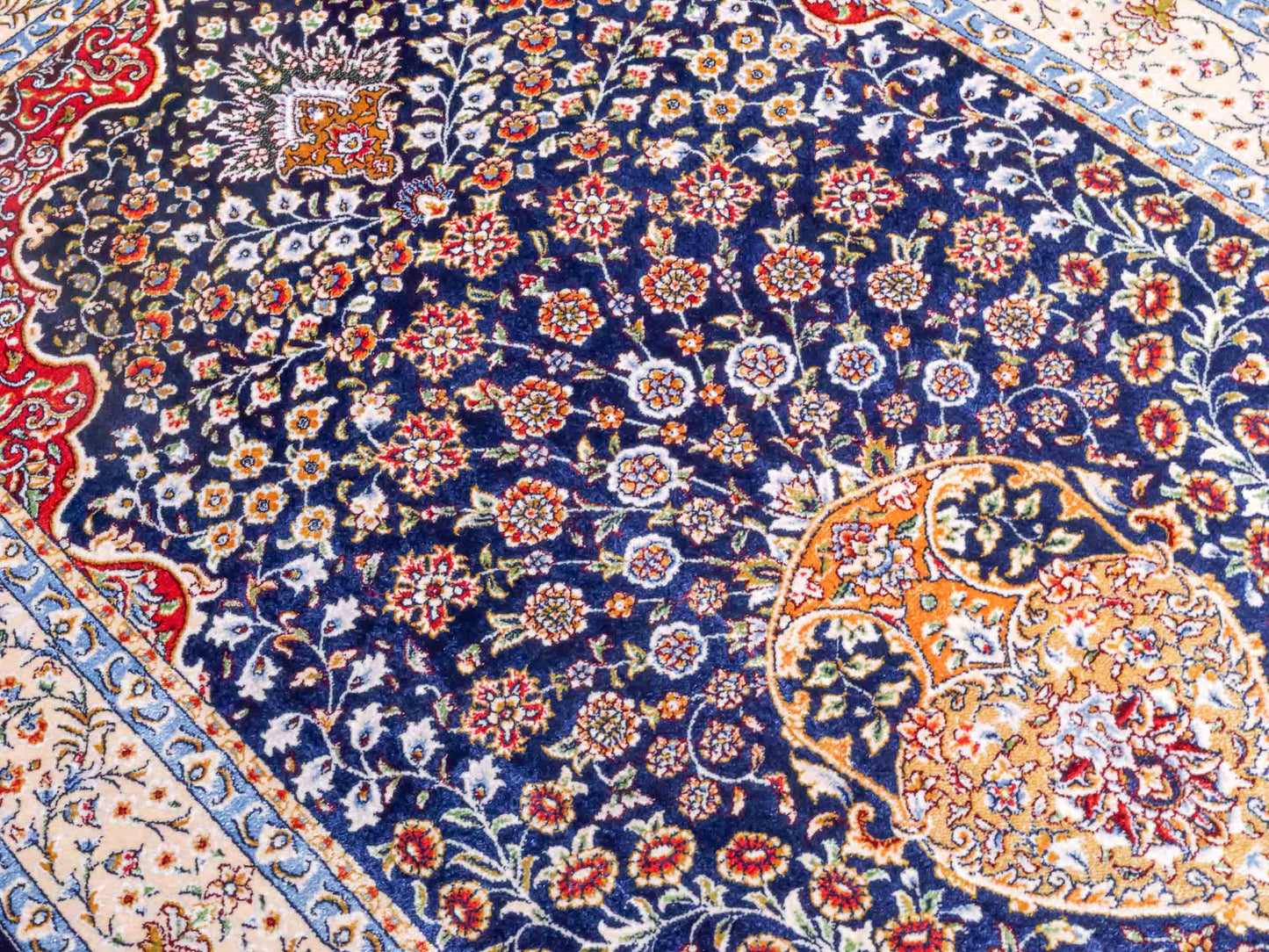 Ghom Maschinenteppich "Chobin" 90 x 60 cm aus pflanzlicher Seide (Viskose) mit Medaillon, Navy-Blau. Teppichnummer: V18NY054M. Persian Luxury Collection by Khademi. Made in Iran / Persia – Vertrieb durch JUPITER Intl.