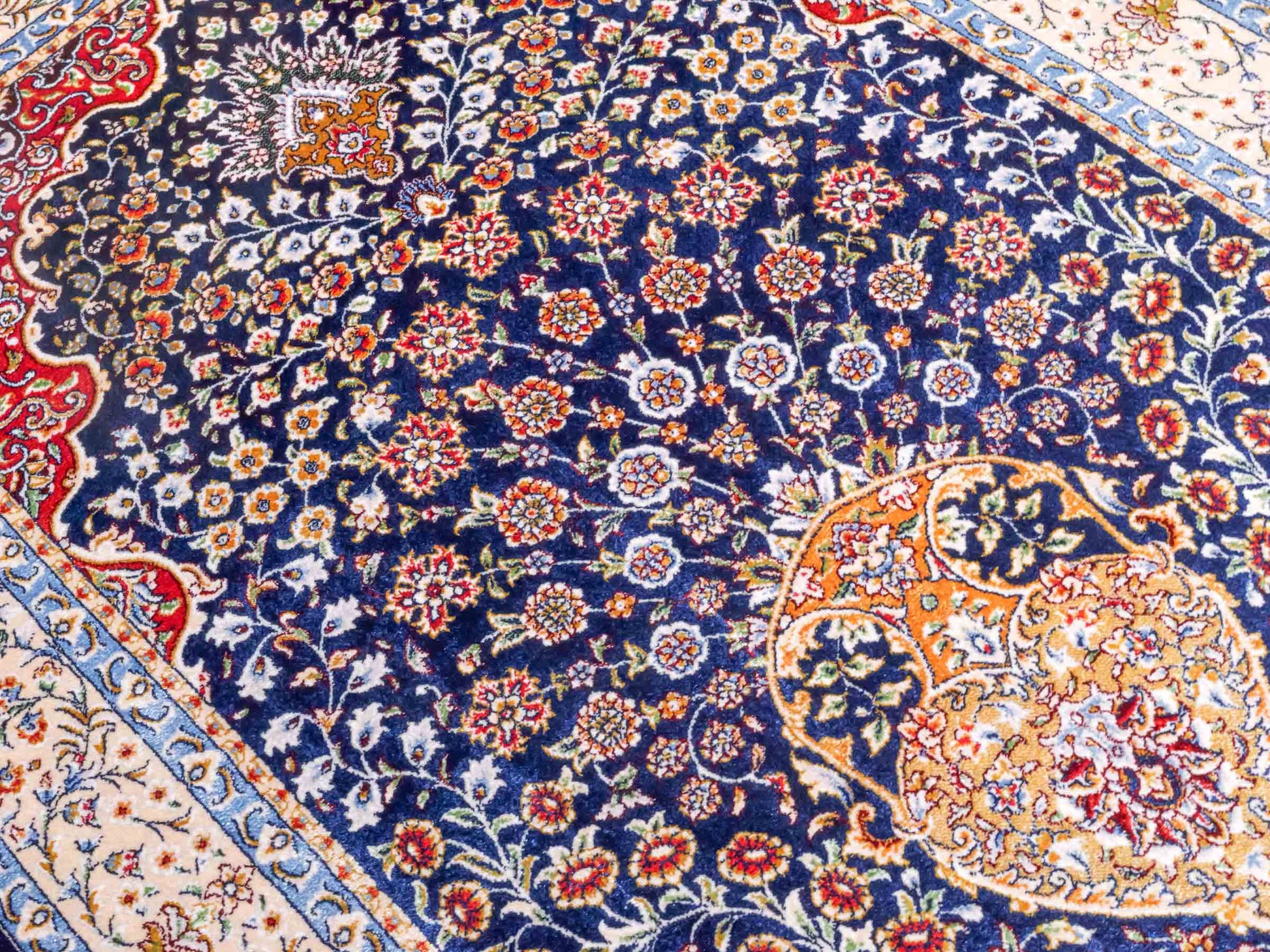 Ghom Maschinenteppich "Chobin" 90 x 60 cm aus pflanzlicher Seide (Viskose) mit Medaillon, Navy-Blau. Teppichnummer: V18NY054M. Persian Luxury Collection by Khademi. Made in Iran / Persia – Vertrieb durch JUPITER Intl.