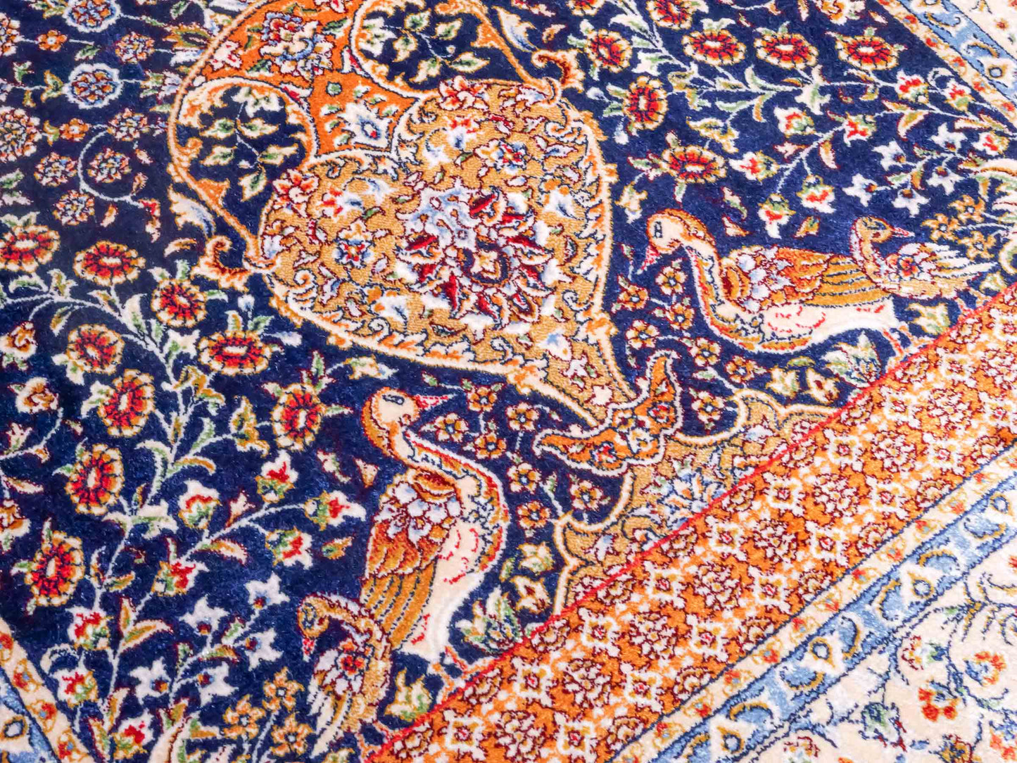 Ghom Maschinenteppich "Chobin" 90 x 60 cm aus pflanzlicher Seide (Viskose) mit Medaillon, Navy-Blau. Teppichnummer: V18NY054M. Persian Luxury Collection by Khademi. Made in Iran / Persia – Vertrieb durch JUPITER Intl.