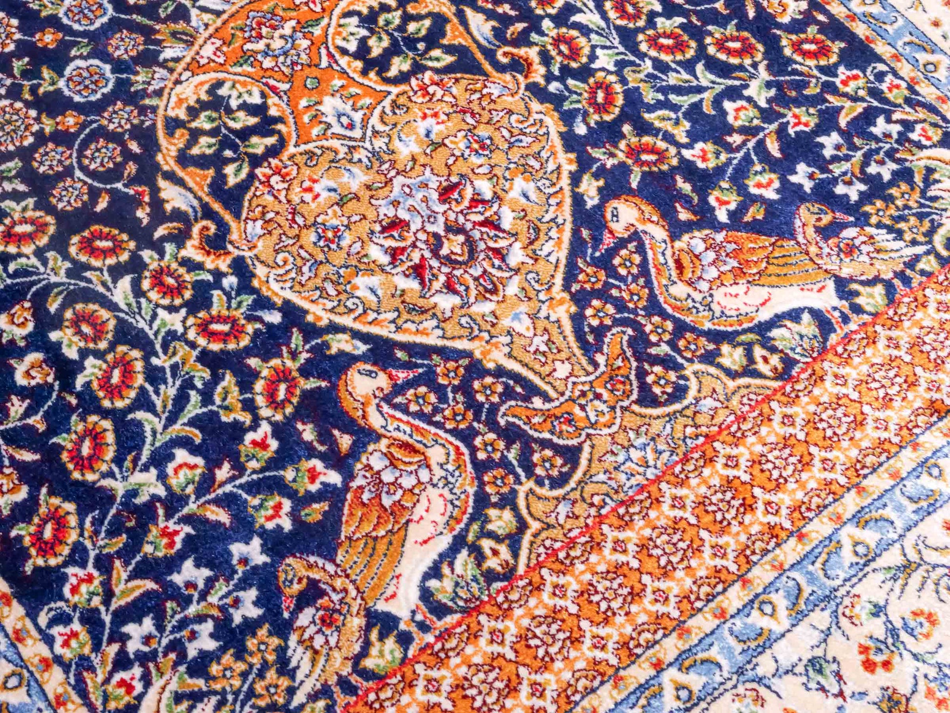 Ghom Maschinenteppich "Chobin" 90 x 60 cm aus pflanzlicher Seide (Viskose) mit Medaillon, Navy-Blau. Teppichnummer: V18NY054M. Persian Luxury Collection by Khademi. Made in Iran / Persia – Vertrieb durch JUPITER Intl.