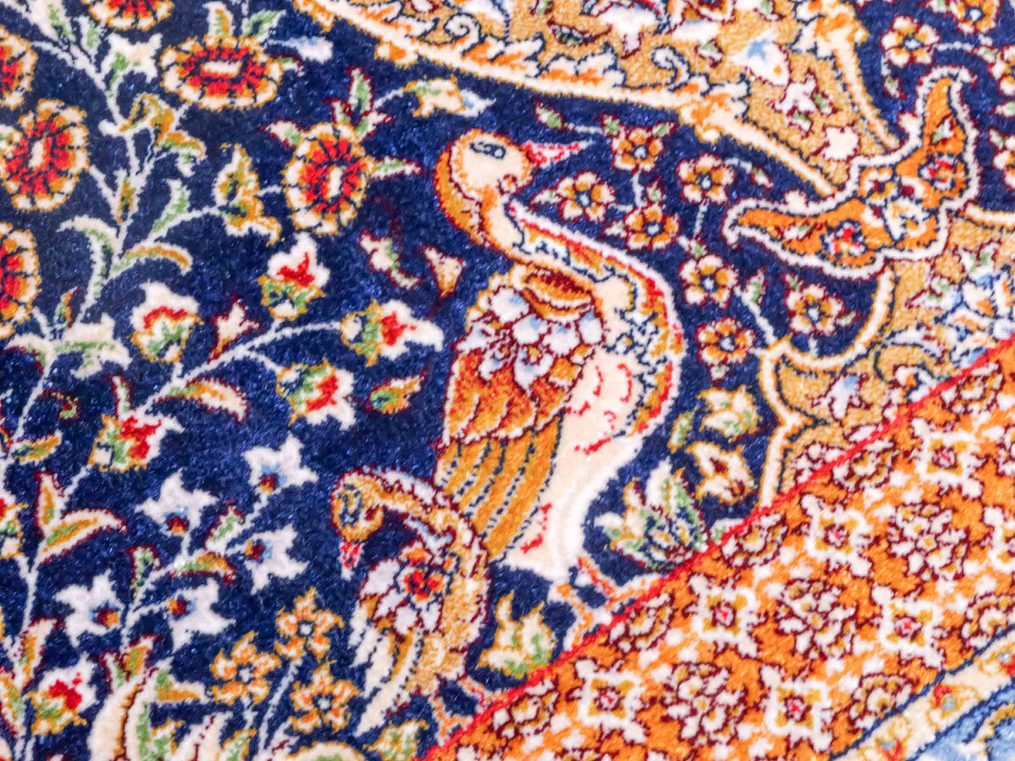 Ghom Maschinenteppich "Chobin" 90 x 60 cm aus pflanzlicher Seide (Viskose) mit Medaillon, Navy-Blau. Teppichnummer: V18NY054M. Persian Luxury Collection by Khademi. Made in Iran / Persia – Vertrieb durch JUPITER Intl.