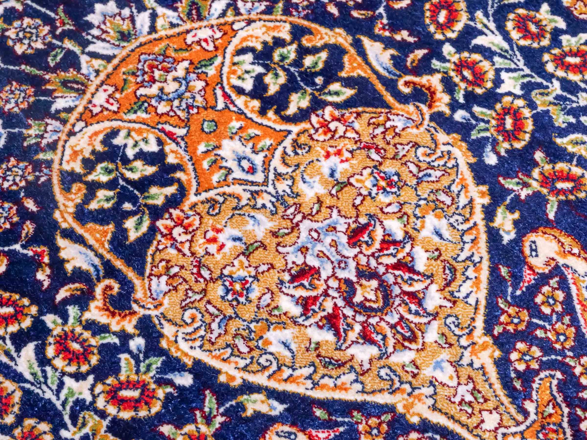Ghom Maschinenteppich "Chobin" 90 x 60 cm aus pflanzlicher Seide (Viskose) mit Medaillon, Navy-Blau. Teppichnummer: V18NY054M. Persian Luxury Collection by Khademi. Made in Iran / Persia – Vertrieb durch JUPITER Intl.