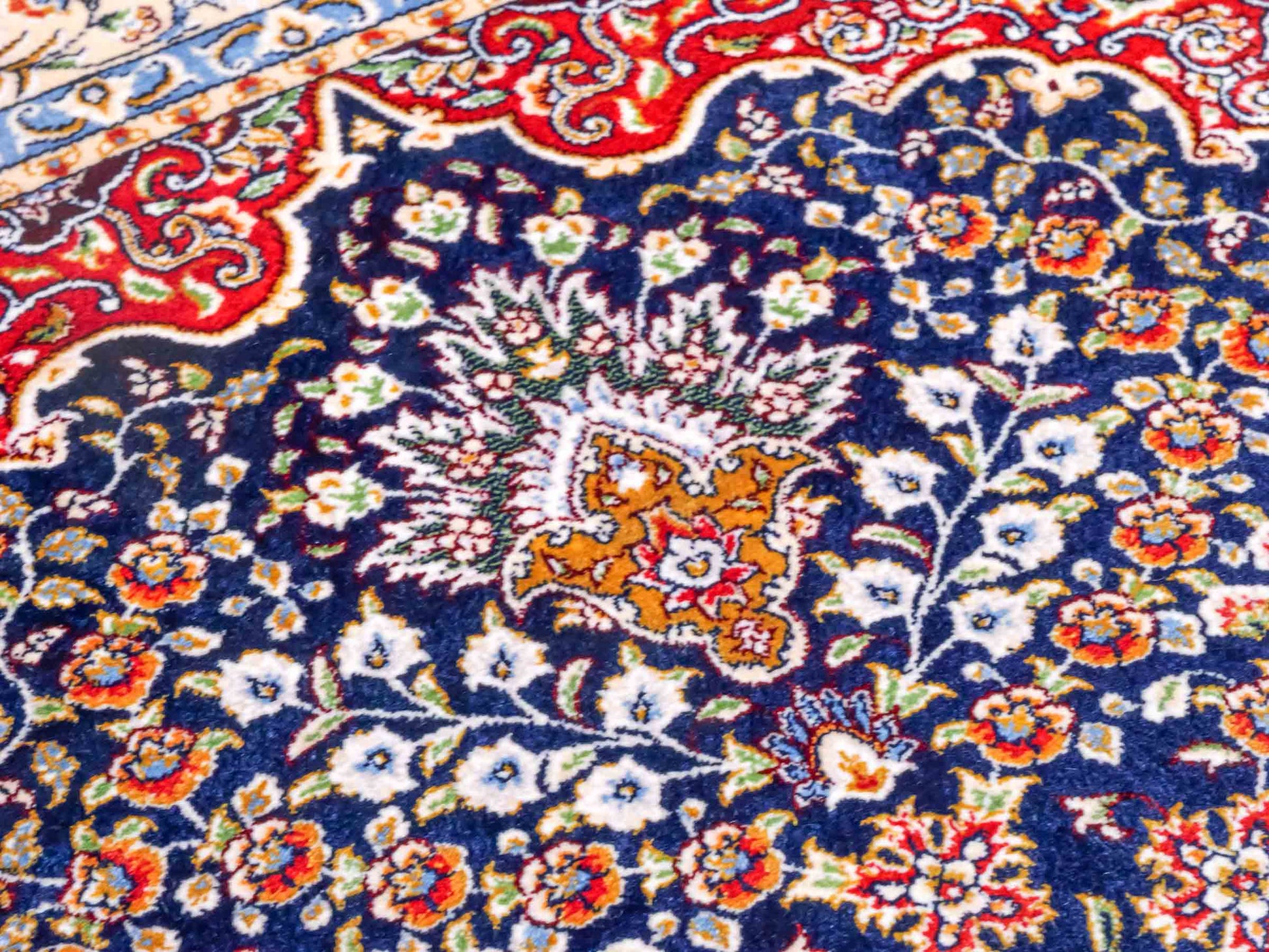 Ghom Maschinenteppich "Chobin" 90 x 60 cm aus pflanzlicher Seide (Viskose) mit Medaillon, Navy-Blau. Teppichnummer: V18NY054M. Persian Luxury Collection by Khademi. Made in Iran / Persia – Vertrieb durch JUPITER Intl.