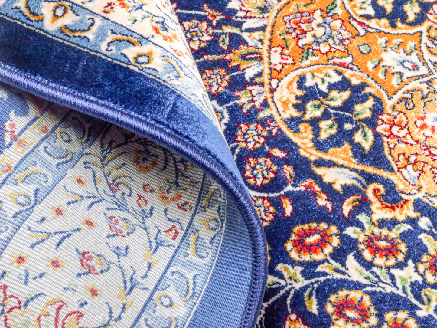 Ghom Maschinenteppich "Chobin" 90 x 60 cm aus pflanzlicher Seide (Viskose) mit Medaillon, Navy-Blau. Teppichnummer: V18NY054M. Persian Luxury Collection by Khademi. Made in Iran / Persia – Vertrieb durch JUPITER Intl.
