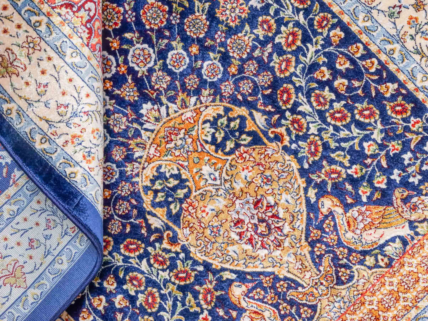 Ghom Maschinenteppich "Chobin" 90 x 60 cm aus pflanzlicher Seide (Viskose) mit Medaillon, Navy-Blau. Teppichnummer: V18NY054M. Persian Luxury Collection by Khademi. Made in Iran / Persia – Vertrieb durch JUPITER Intl.