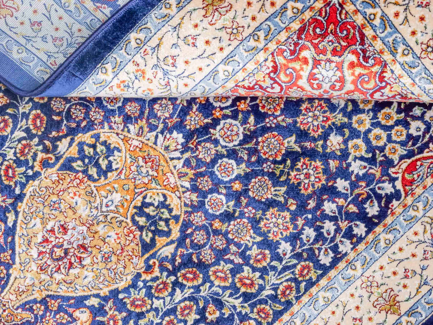 Ghom Maschinenteppich "Chobin" 90 x 60 cm aus pflanzlicher Seide (Viskose) mit Medaillon, Navy-Blau. Teppichnummer: V18NY054M. Persian Luxury Collection by Khademi. Made in Iran / Persia – Vertrieb durch JUPITER Intl.
