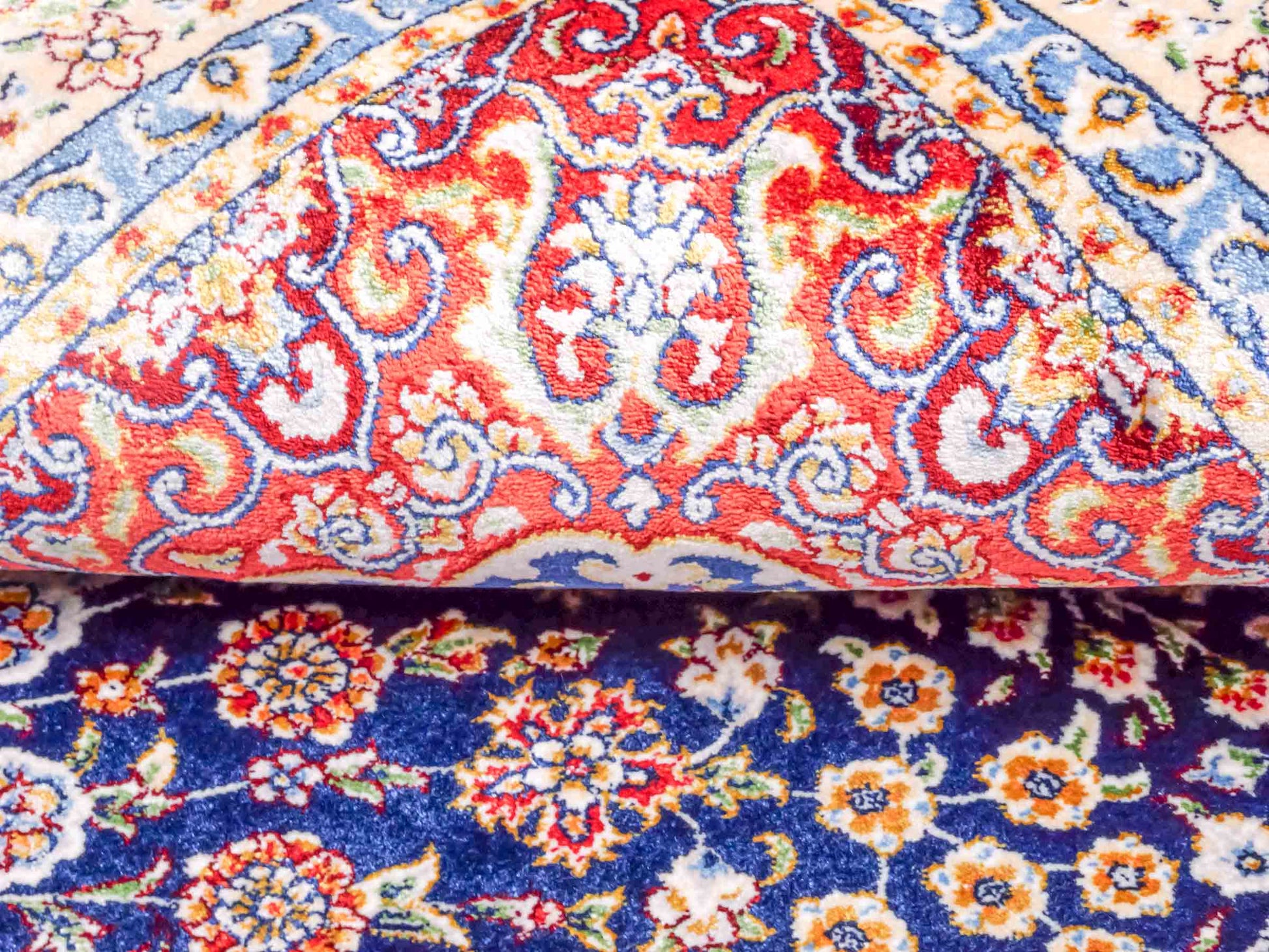 Ghom Maschinenteppich "Chobin" 90 x 60 cm aus pflanzlicher Seide (Viskose) mit Medaillon, Navy-Blau. Teppichnummer: V18NY054M. Persian Luxury Collection by Khademi. Made in Iran / Persia – Vertrieb durch JUPITER Intl.
