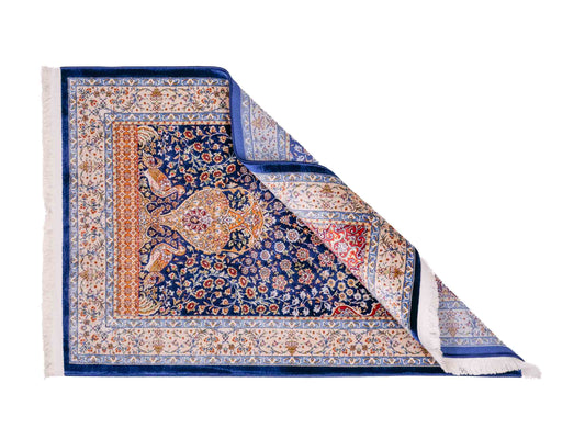 Ghom Maschinenteppich "Chobin" 90 x 60 cm aus pflanzlicher Seide (Viskose) mit Medaillon, Navy-Blau. Teppichnummer: V18NY054M. Persian Luxury Collection by Khademi. Made in Iran / Persia – Vertrieb durch JUPITER Intl.