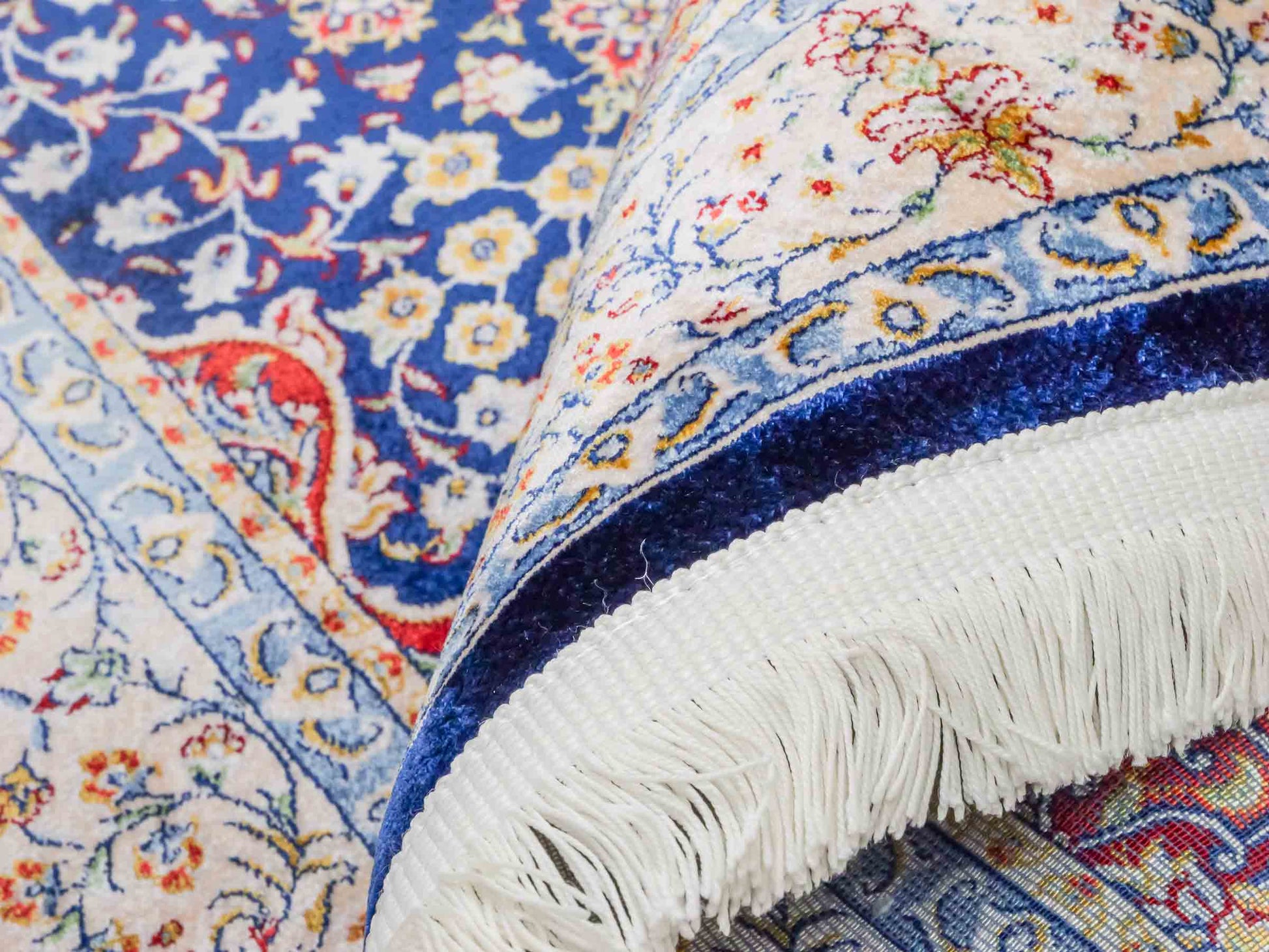 Ghom Maschinenteppich "Chobin" 90 x 60 cm aus pflanzlicher Seide (Viskose) mit Medaillon, Navy-Blau. Teppichnummer: V18NY054M. Persian Luxury Collection by Khademi. Made in Iran / Persia – Vertrieb durch JUPITER Intl.