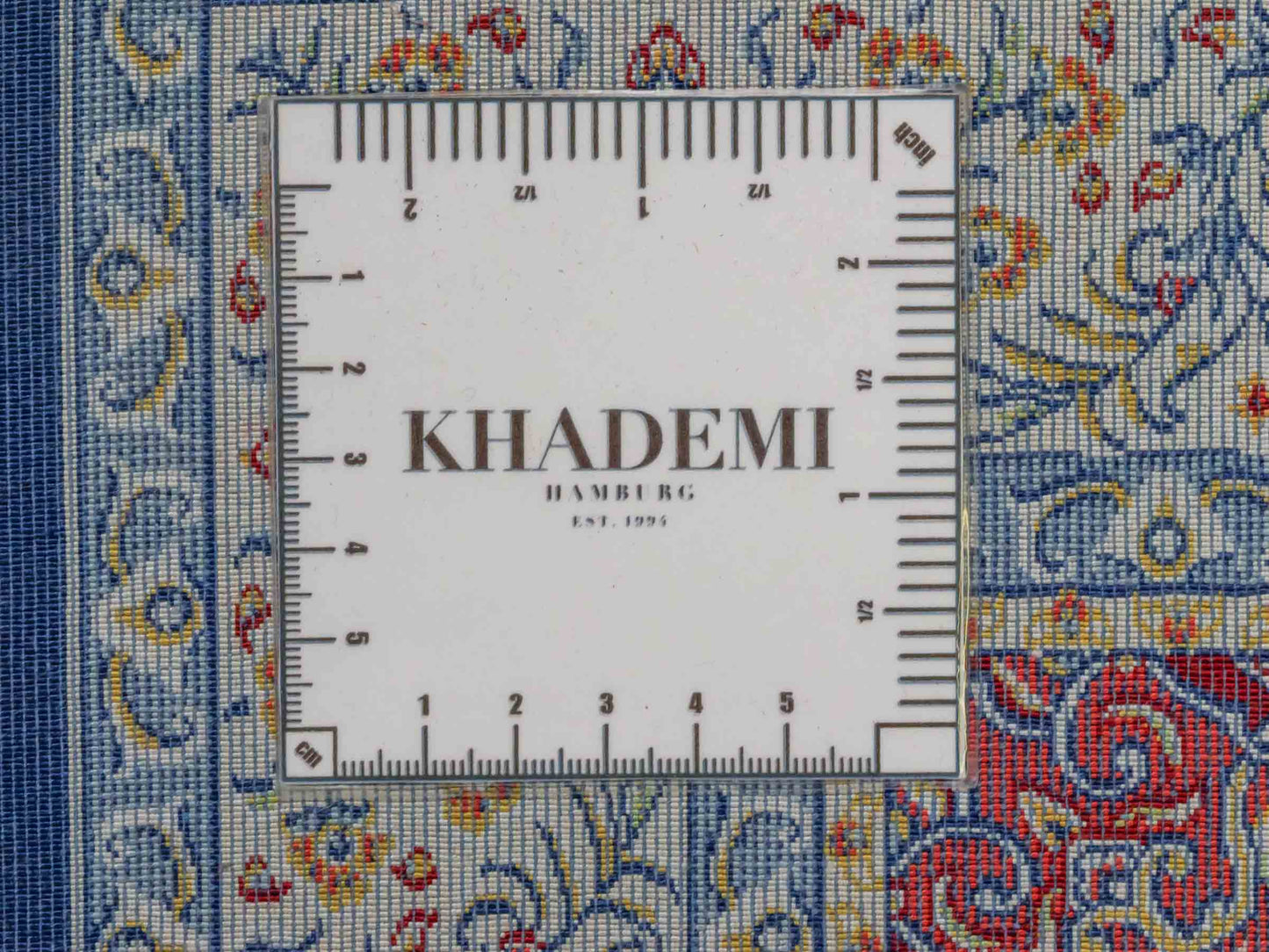 Ghom Maschinenteppich "Chobin" 90 x 60 cm aus pflanzlicher Seide (Viskose) mit Medaillon, Navy-Blau. Teppichnummer: V18NY054M. Persian Luxury Collection by Khademi. Made in Iran / Persia – Vertrieb durch JUPITER Intl.