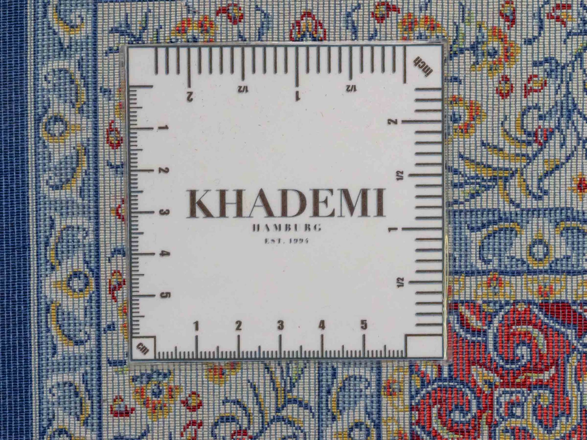 Ghom Maschinenteppich "Chobin" 90 x 60 cm aus pflanzlicher Seide (Viskose) mit Medaillon, Navy-Blau. Teppichnummer: V18NY054M. Persian Luxury Collection by Khademi. Made in Iran / Persia – Vertrieb durch JUPITER Intl.