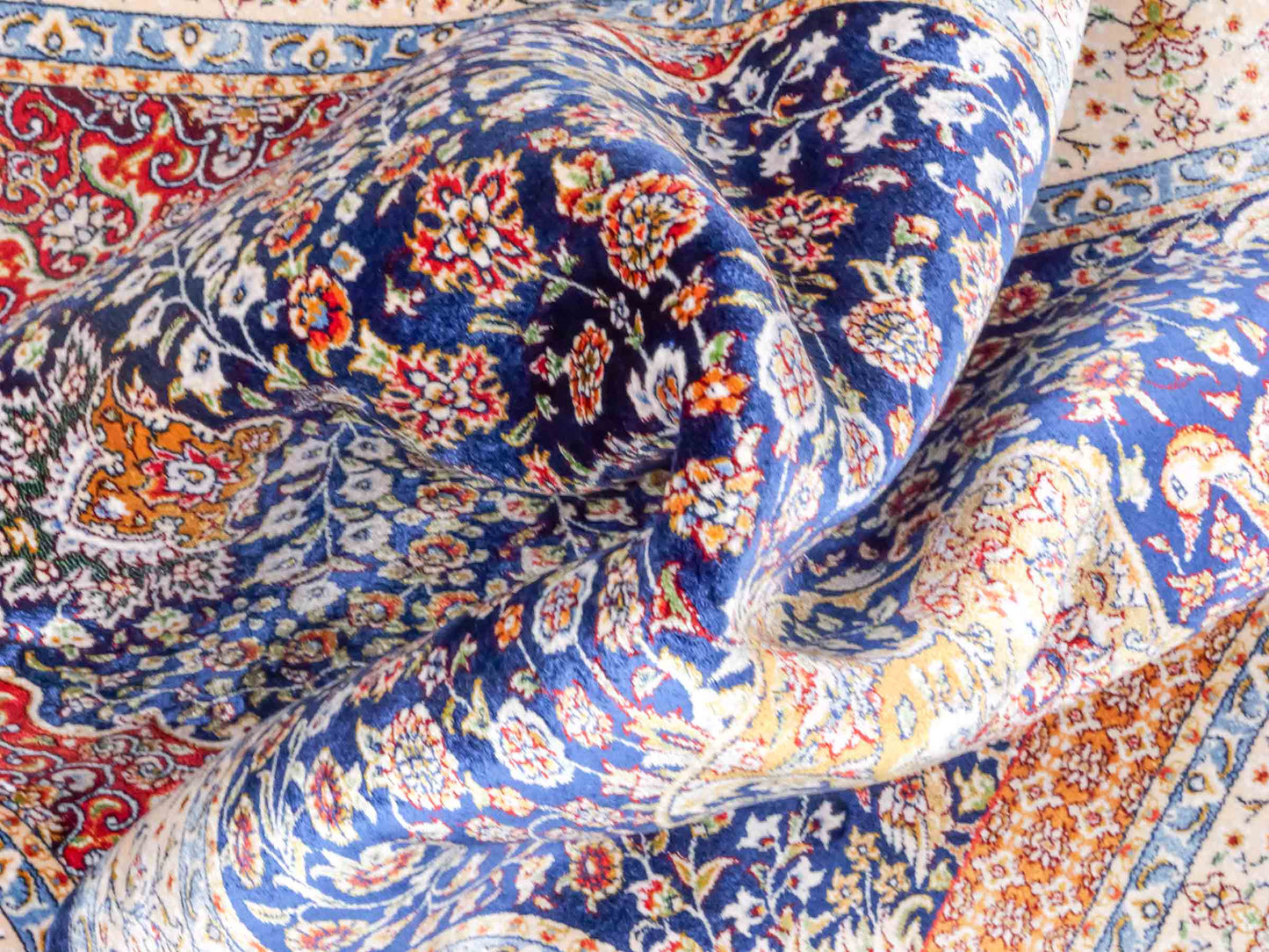 Ghom Maschinenteppich "Chobin" 90 x 60 cm aus pflanzlicher Seide (Viskose) mit Medaillon, Navy-Blau. Teppichnummer: V18NY054M. Persian Luxury Collection by Khademi. Made in Iran / Persia – Vertrieb durch JUPITER Intl.