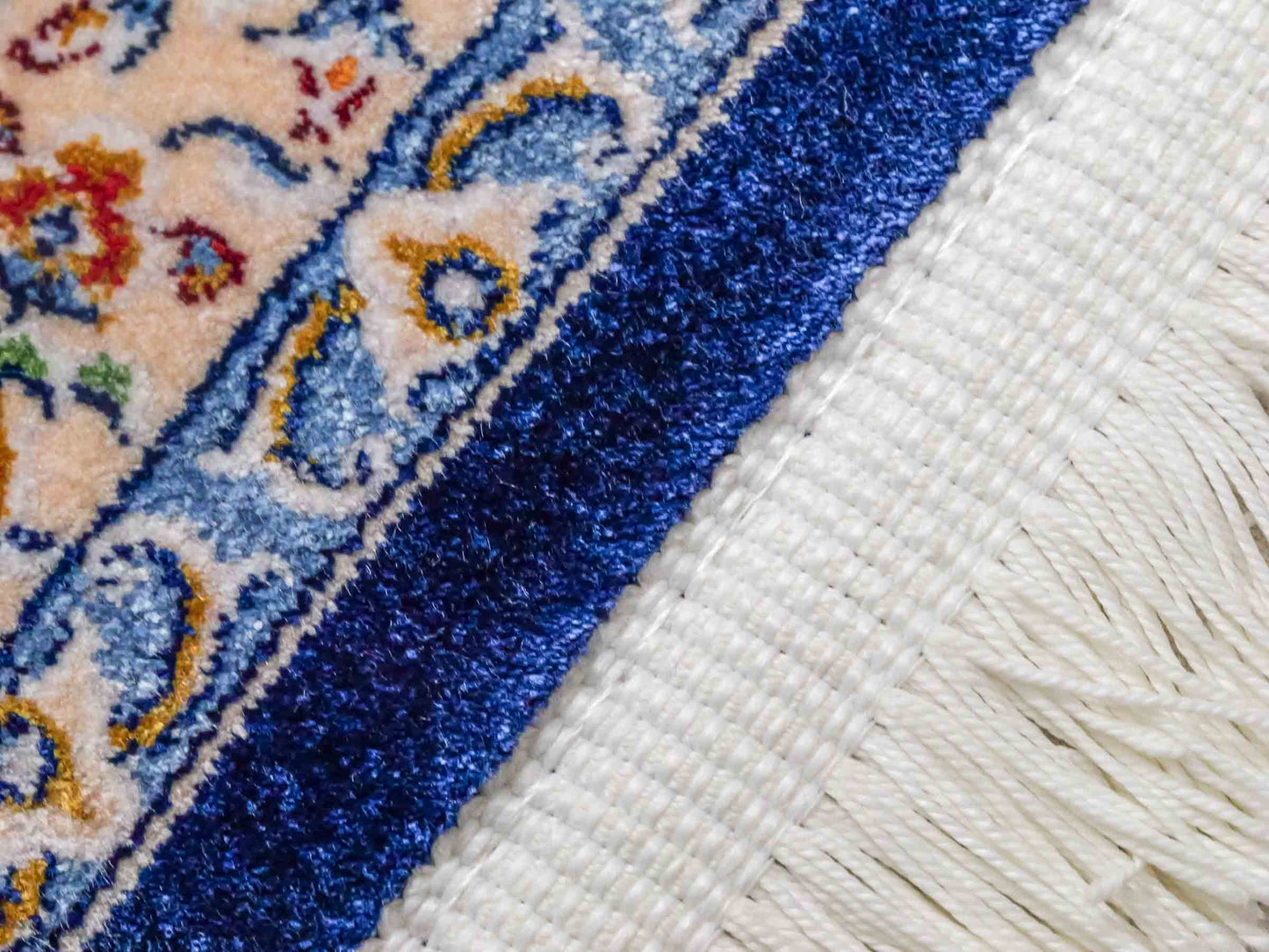 Ghom Maschinenteppich "Chobin" 90 x 60 cm aus pflanzlicher Seide (Viskose) mit Medaillon, Navy-Blau. Teppichnummer: V18NY054M. Persian Luxury Collection by Khademi. Made in Iran / Persia – Vertrieb durch JUPITER Intl.