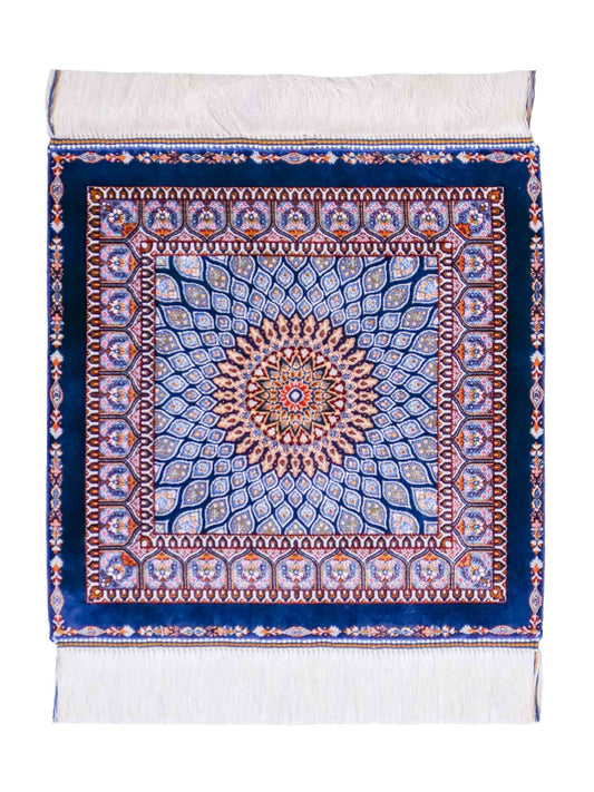 Ghom Maschinenteppich "Dara" 50 x 50 cm, mit Medaillon, Marineblau, aus pflanzlicher Seide (Viskose), Hand-Finished. Teppichnummer: V19NY025H. Persian Luxury Collection by Khademi. Made in Iran / Persia – Vertrieb durch JUPITER Intl.