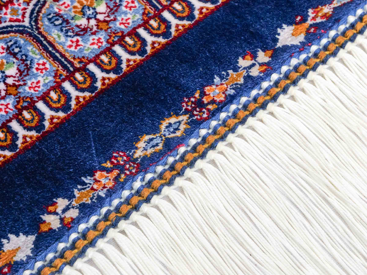 Ghom Maschinenteppich "Dara" 50 x 50 cm, mit Medaillon, Marineblau, aus pflanzlicher Seide (Viskose), Hand-Finished. Teppichnummer: V19NY025H. Persian Luxury Collection by Khademi. Made in Iran / Persia – Vertrieb durch JUPITER Intl.