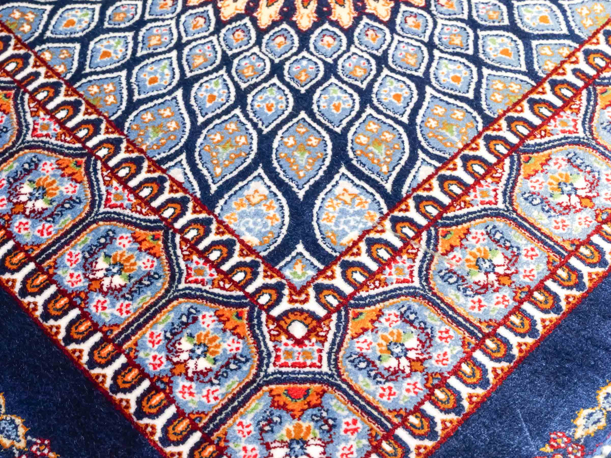 Ghom Maschinenteppich "Dara" 50 x 50 cm, mit Medaillon, Marineblau, aus pflanzlicher Seide (Viskose), Hand-Finished. Teppichnummer: V19NY025H. Persian Luxury Collection by Khademi. Made in Iran / Persia – Vertrieb durch JUPITER Intl.