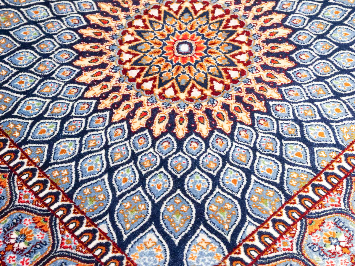 Ghom Maschinenteppich "Dara" 50 x 50 cm, mit Medaillon, Marineblau, aus pflanzlicher Seide (Viskose), Hand-Finished. Teppichnummer: V19NY025H. Persian Luxury Collection by Khademi. Made in Iran / Persia – Vertrieb durch JUPITER Intl.