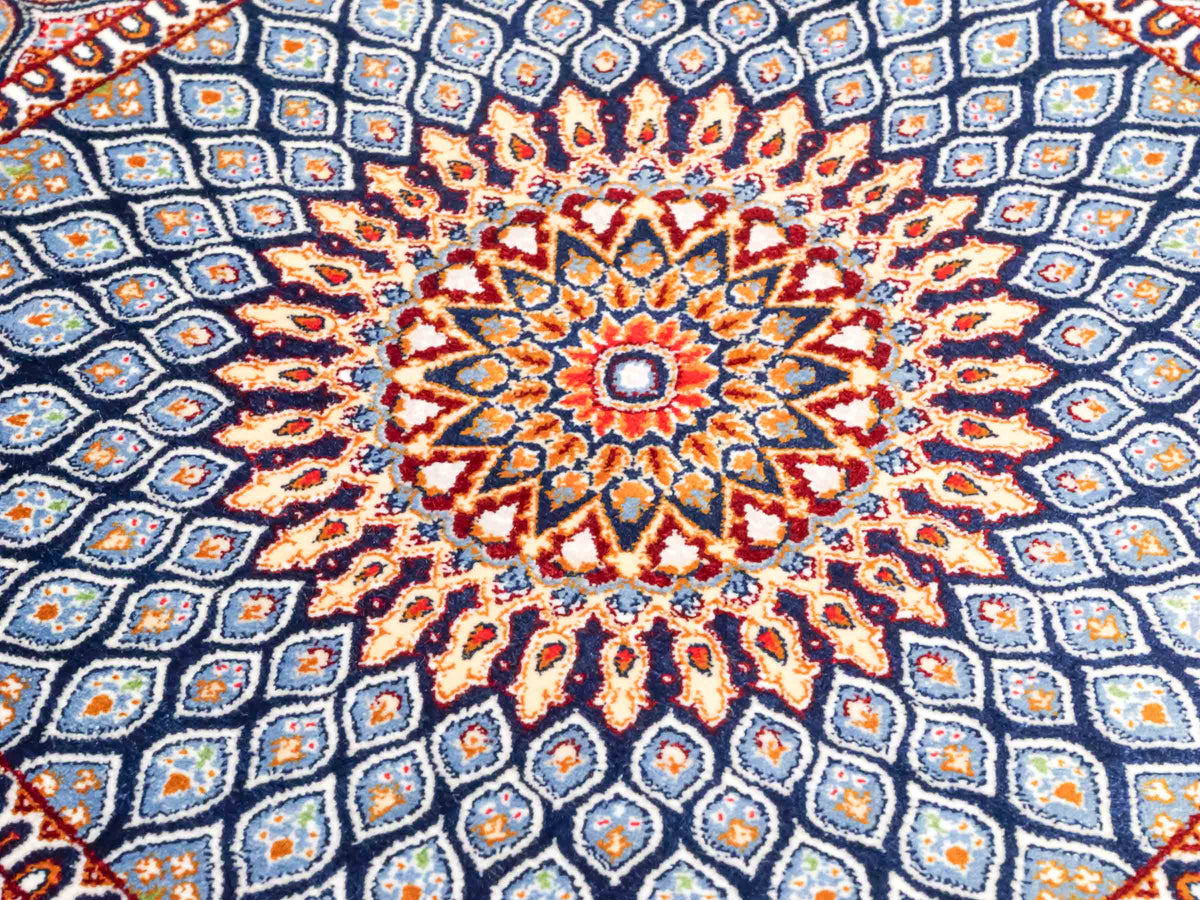 Ghom Maschinenteppich "Dara" 50 x 50 cm, mit Medaillon, Marineblau, aus pflanzlicher Seide (Viskose), Hand-Finished. Teppichnummer: V19NY025H. Persian Luxury Collection by Khademi. Made in Iran / Persia – Vertrieb durch JUPITER Intl.