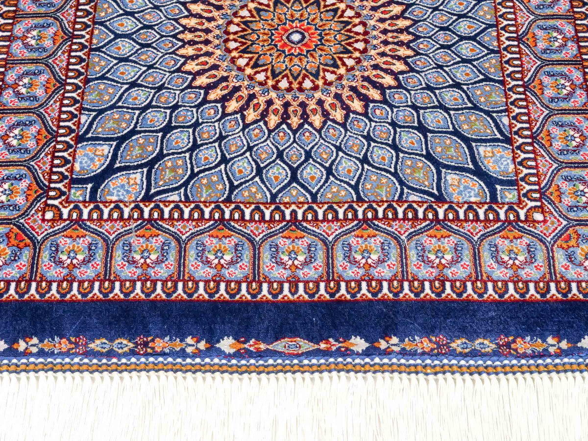 Ghom Maschinenteppich "Dara" 50 x 50 cm, mit Medaillon, Marineblau, aus pflanzlicher Seide (Viskose), Hand-Finished. Teppichnummer: V19NY025H. Persian Luxury Collection by Khademi. Made in Iran / Persia – Vertrieb durch JUPITER Intl.