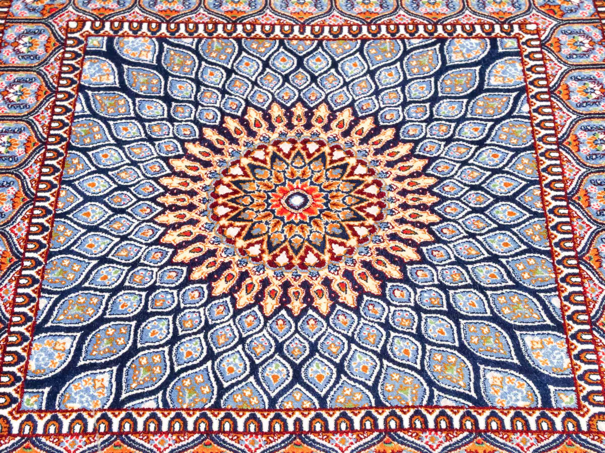 Ghom Maschinenteppich "Dara" 50 x 50 cm, mit Medaillon, Marineblau, aus pflanzlicher Seide (Viskose), Hand-Finished. Teppichnummer: V19NY025H. Persian Luxury Collection by Khademi. Made in Iran / Persia – Vertrieb durch JUPITER Intl.