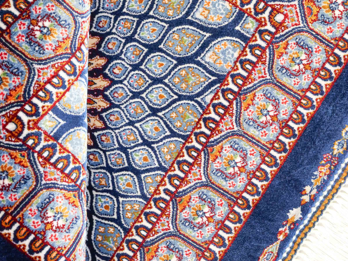 Ghom Maschinenteppich "Dara" 50 x 50 cm, mit Medaillon, Marineblau, aus pflanzlicher Seide (Viskose), Hand-Finished. Teppichnummer: V19NY025H. Persian Luxury Collection by Khademi. Made in Iran / Persia – Vertrieb durch JUPITER Intl.