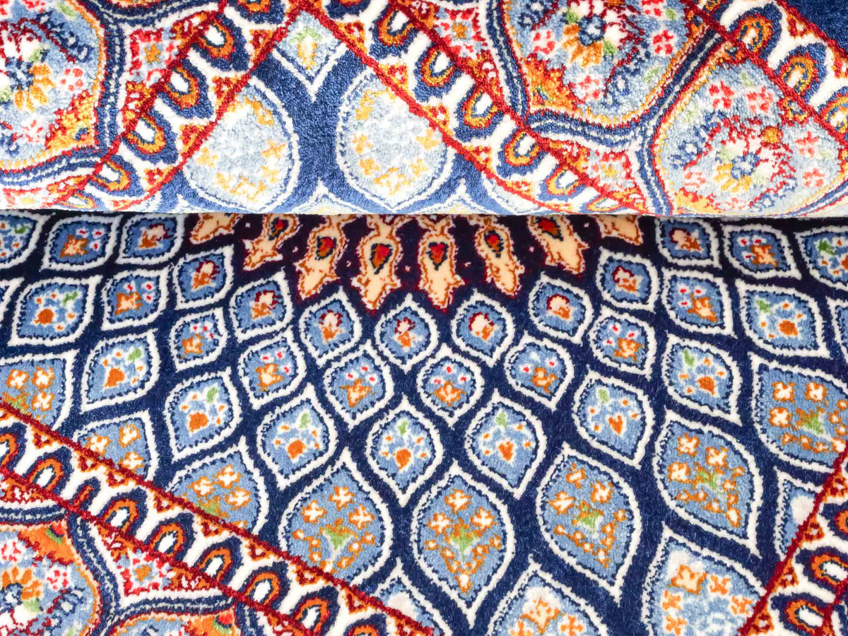 Ghom Maschinenteppich "Dara" 50 x 50 cm, mit Medaillon, Marineblau, aus pflanzlicher Seide (Viskose), Hand-Finished. Teppichnummer: V19NY025H. Persian Luxury Collection by Khademi. Made in Iran / Persia – Vertrieb durch JUPITER Intl.
