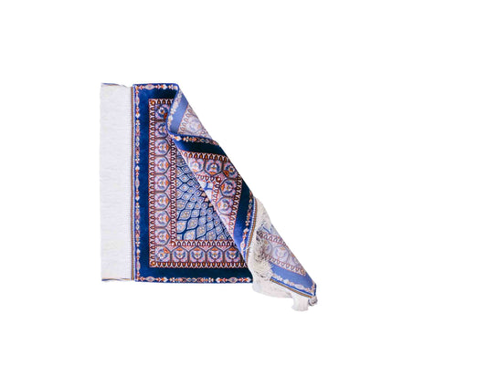 Ghom Maschinenteppich "Dara" 50 x 50 cm, mit Medaillon, Marineblau, aus pflanzlicher Seide (Viskose), Hand-Finished. Teppichnummer: V19NY025H. Persian Luxury Collection by Khademi. Made in Iran / Persia – Vertrieb durch JUPITER Intl.