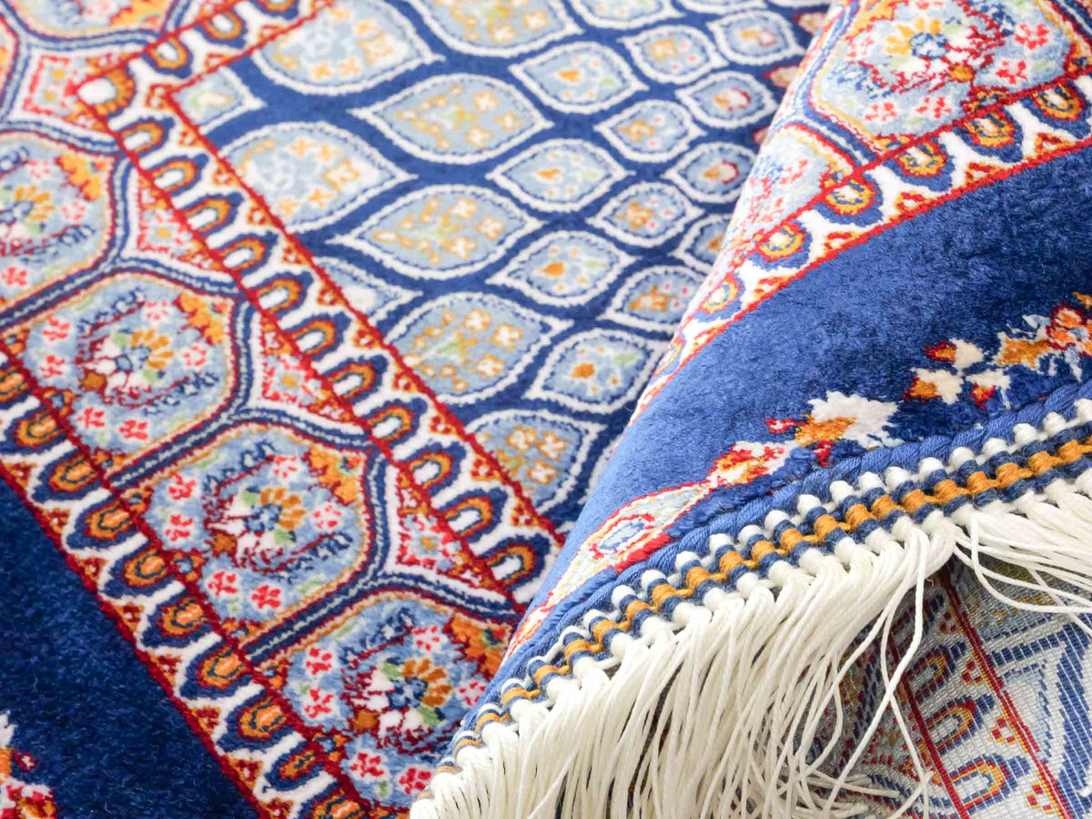 Ghom Maschinenteppich "Dara" 50 x 50 cm, mit Medaillon, Marineblau, aus pflanzlicher Seide (Viskose), Hand-Finished. Teppichnummer: V19NY025H. Persian Luxury Collection by Khademi. Made in Iran / Persia – Vertrieb durch JUPITER Intl.