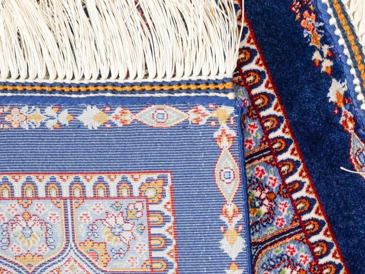 Ghom Maschinenteppich "Dara" 50 x 50 cm, mit Medaillon, Marineblau, aus pflanzlicher Seide (Viskose), Hand-Finished. Teppichnummer: V19NY025H. Persian Luxury Collection by Khademi. Made in Iran / Persia – Vertrieb durch JUPITER Intl.