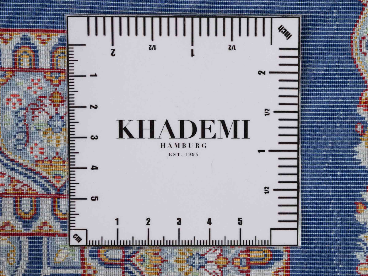 Ghom Maschinenteppich "Dara" 50 x 50 cm, mit Medaillon, Marineblau, aus pflanzlicher Seide (Viskose), Hand-Finished. Teppichnummer: V19NY025H. Persian Luxury Collection by Khademi. Made in Iran / Persia – Vertrieb durch JUPITER Intl.